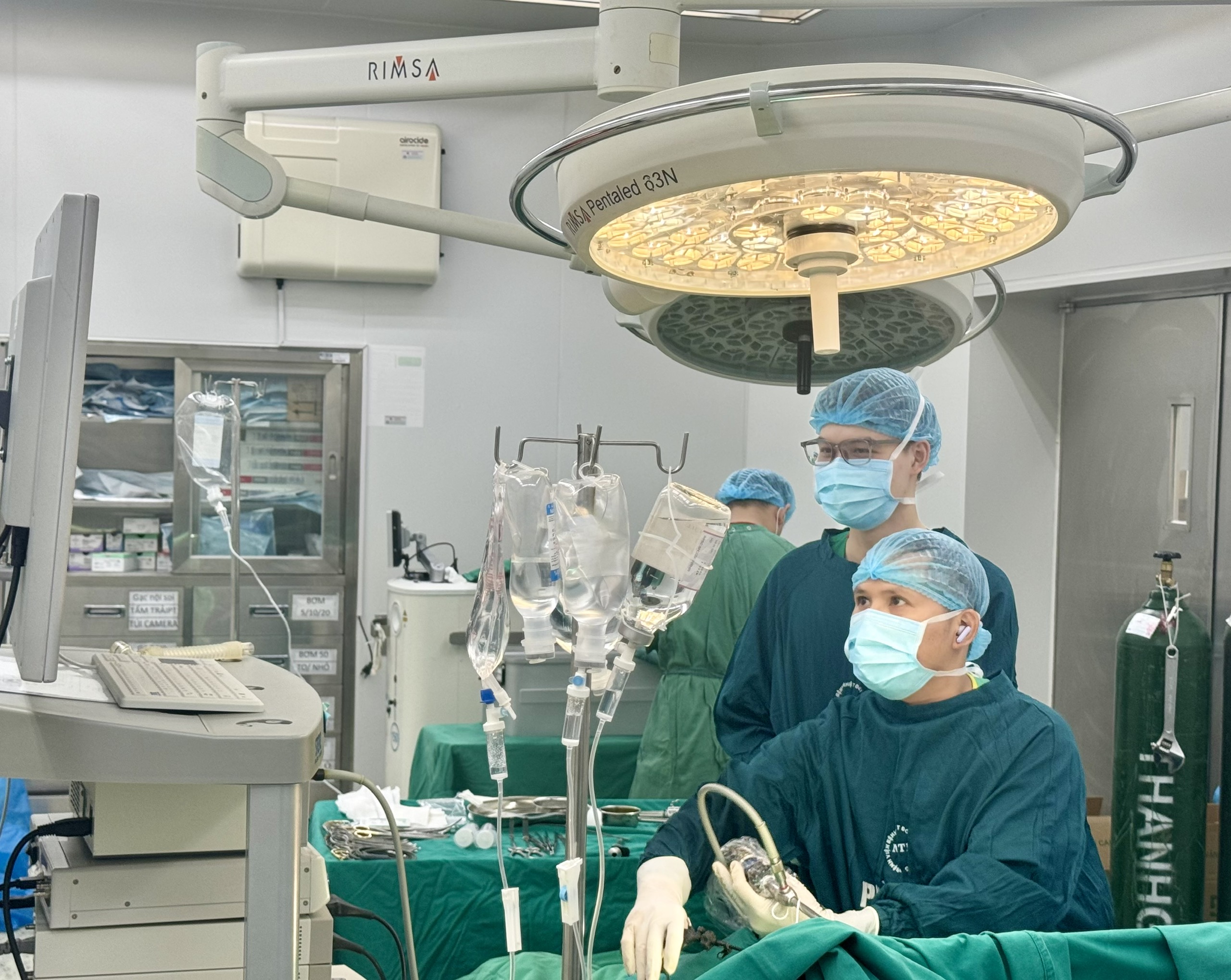 Ho ra đờm mùi lạ, phát hiện đường rò từ đại tràng lên phổi hiếm gặp - Ảnh 1.