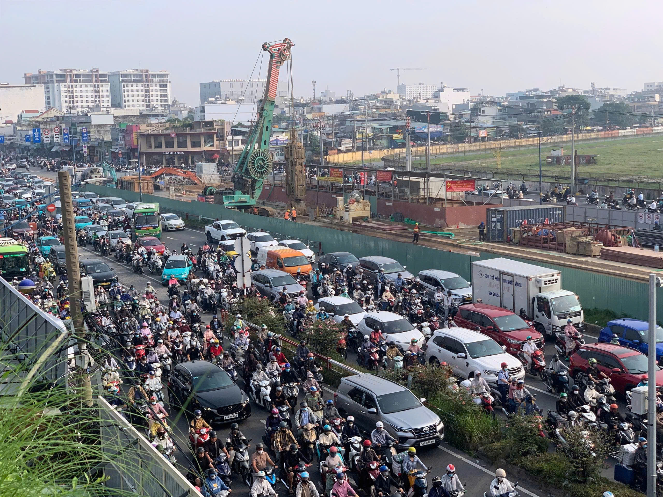 Metro số 2 đồng loạt dựng r&agrave;o, nhiều tuyến đường TP.HCM đổi luồng từ 10/10 - Ảnh 3.