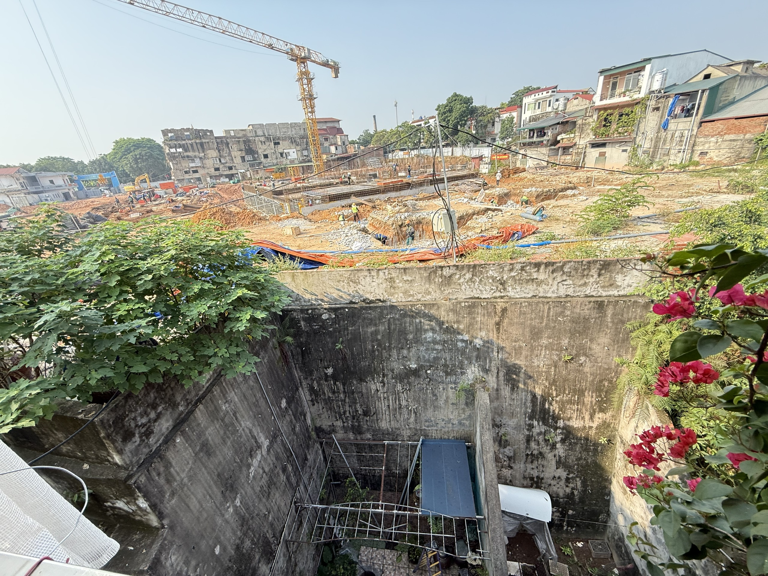 UBND tỉnh Phú Thọ yêu cầu dừng thi công dự án Vĩnh Phú Complex do ảnh hưởng đến nhà dân- Ảnh 2.