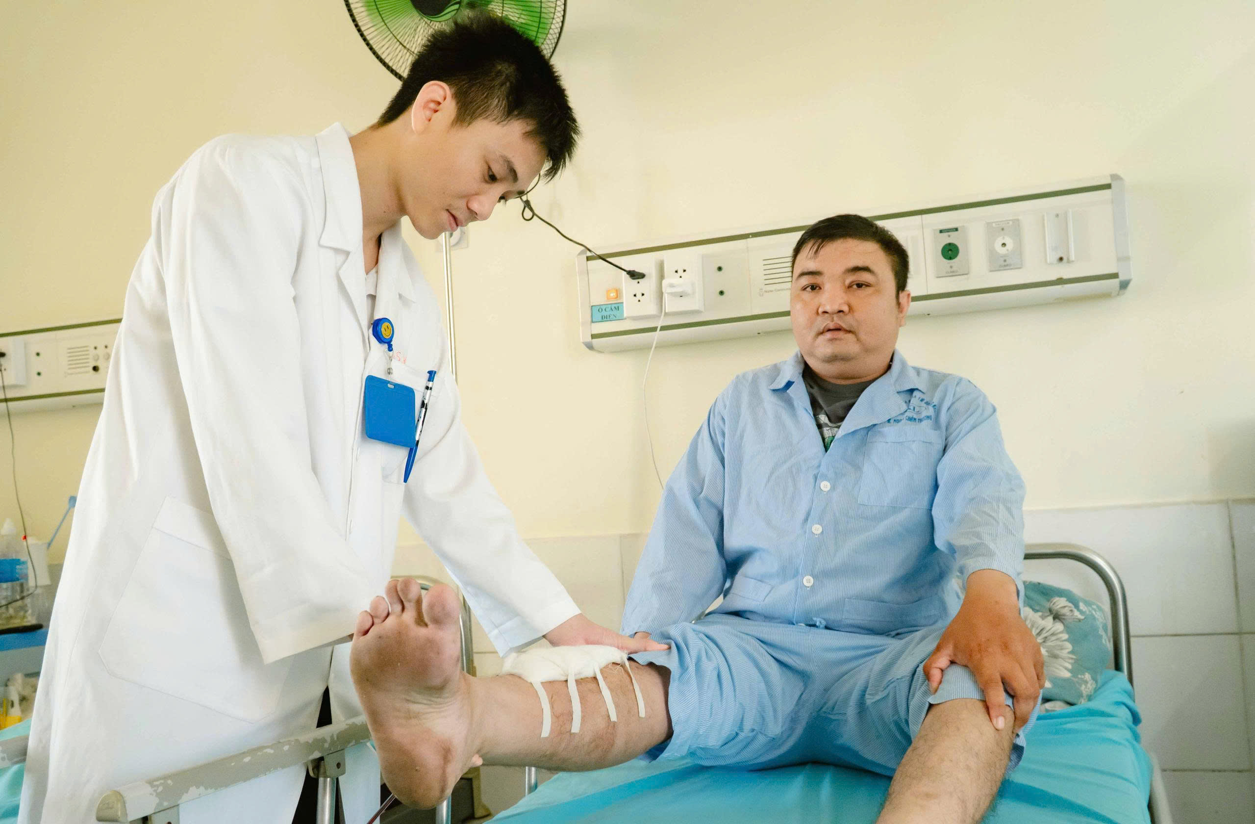 Đ&agrave; Nẵng: Người đ&agrave;n &ocirc;ng bị ch&acirc;n chống xe đ&acirc;m xuy&ecirc;n cẳng ch&acirc;n sau va chạm- Ảnh 3.