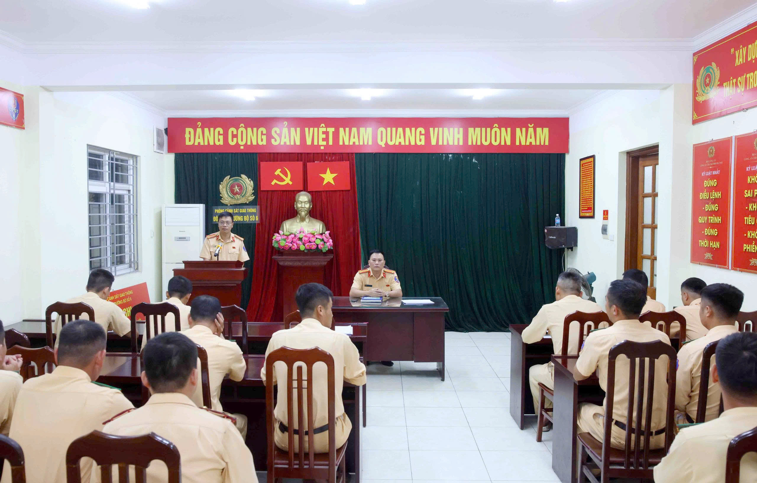 CSGT d&ugrave;ng xe đặc chủng tuần tra đường phố, h&agrave;ng loạt "qu&aacute;i xế" H&agrave; Nội bị tạm giữ xe- Ảnh 1.