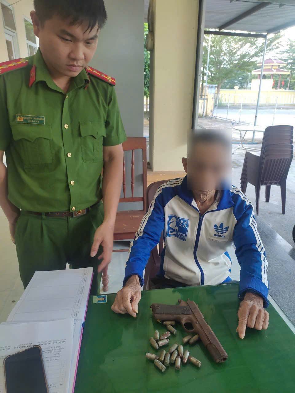 Quảng Ng&atilde;i: Người d&acirc;n chủ động giao nộp s&uacute;ng, đạn s&oacute;t lại sau chiến tranh- Ảnh 2.