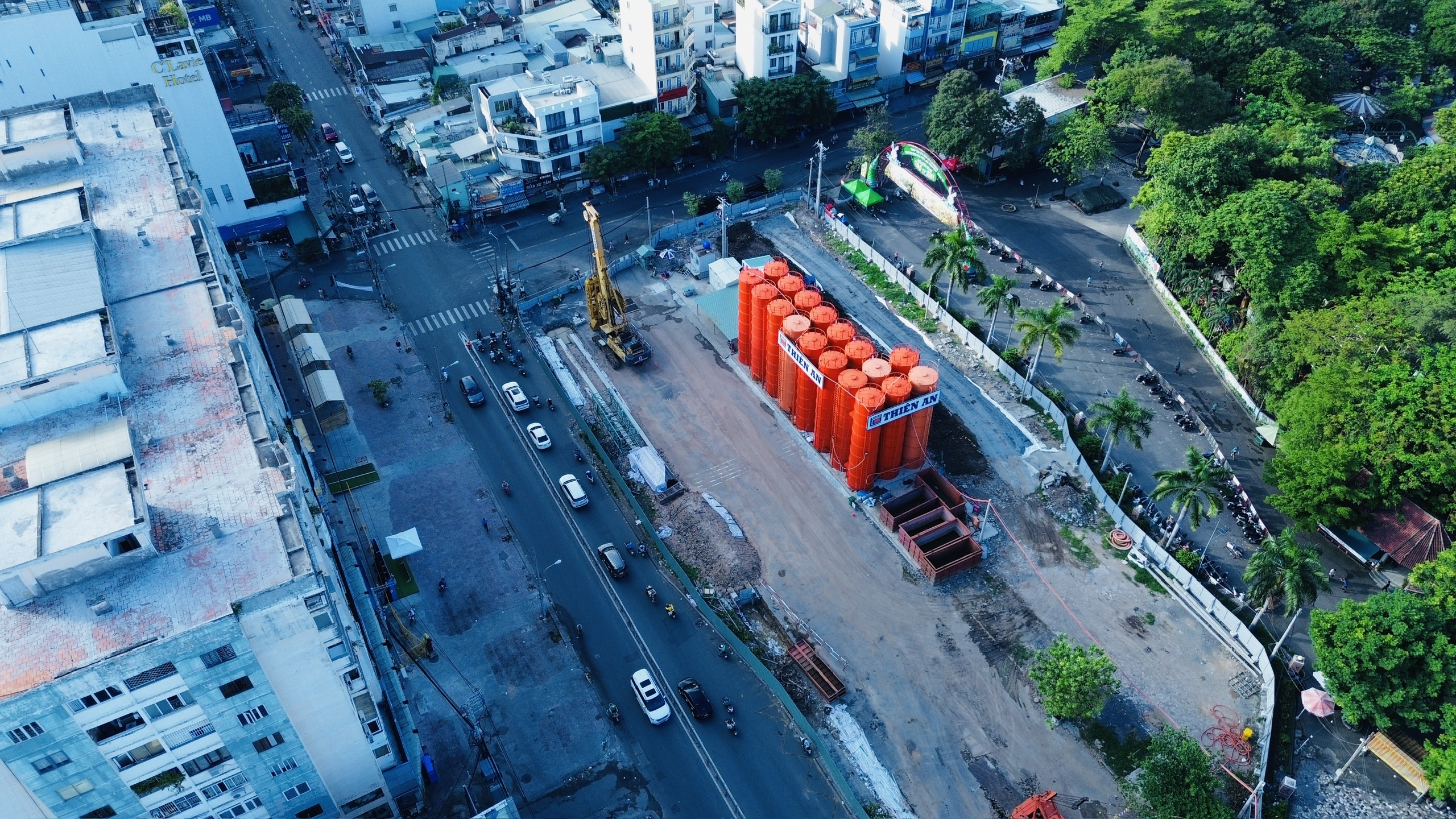 Metro số 2 đồng loạt dựng r&agrave;o, nhiều tuyến đường TP.HCM đổi luồng từ 10/10 - Ảnh 2.