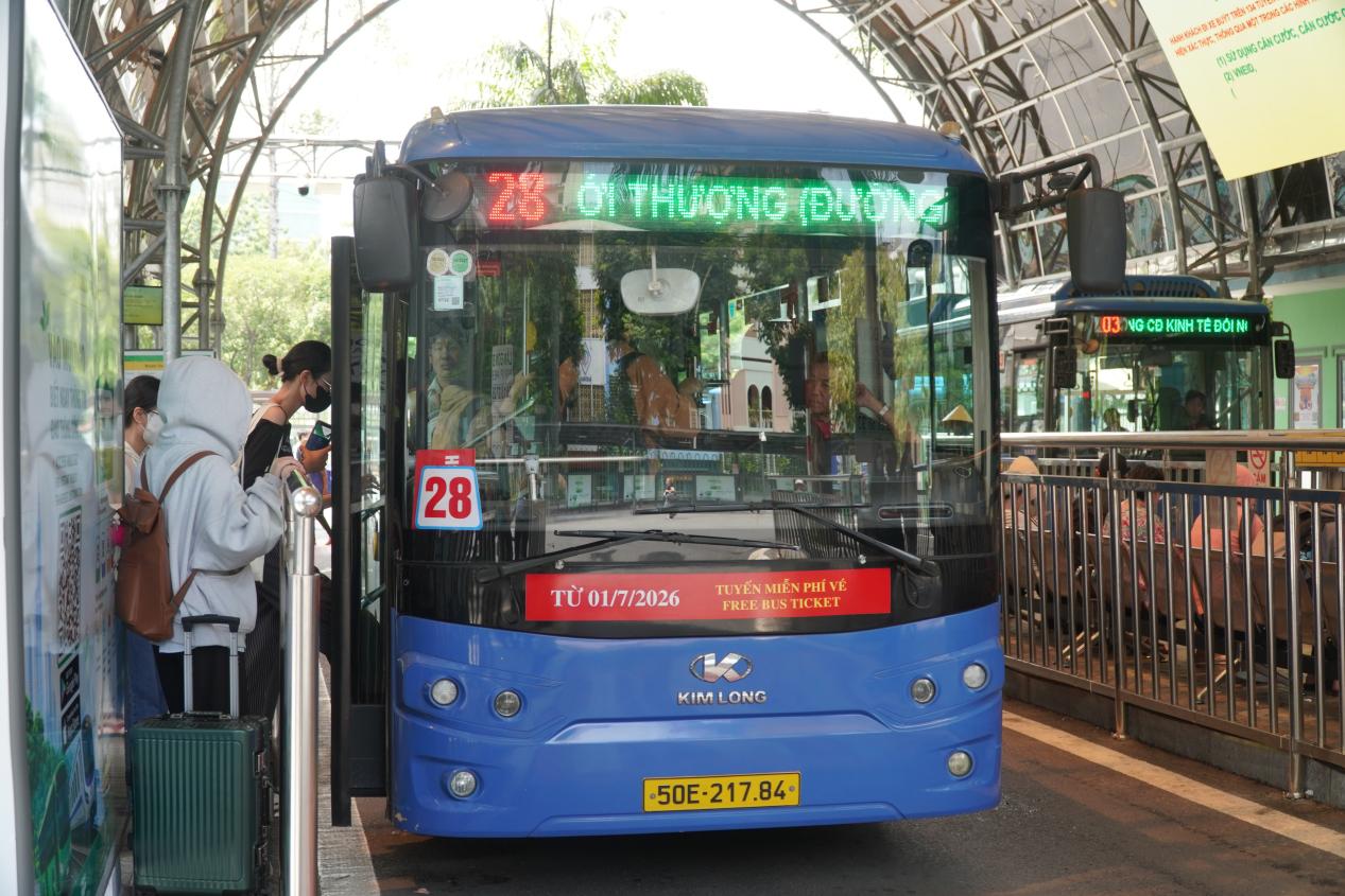 Hành khách chủ động xác thực khi đi xe buýt miễn phí tại TP.HCM- Ảnh 3.