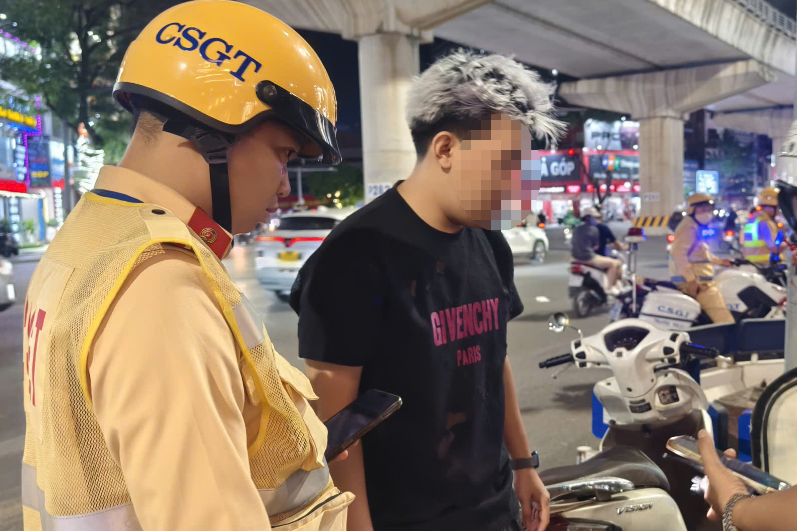 CSGT d&ugrave;ng xe đặc chủng tuần tra đường phố, h&agrave;ng loạt "qu&aacute;i xế" H&agrave; Nội bị tạm giữ xe- Ảnh 3.