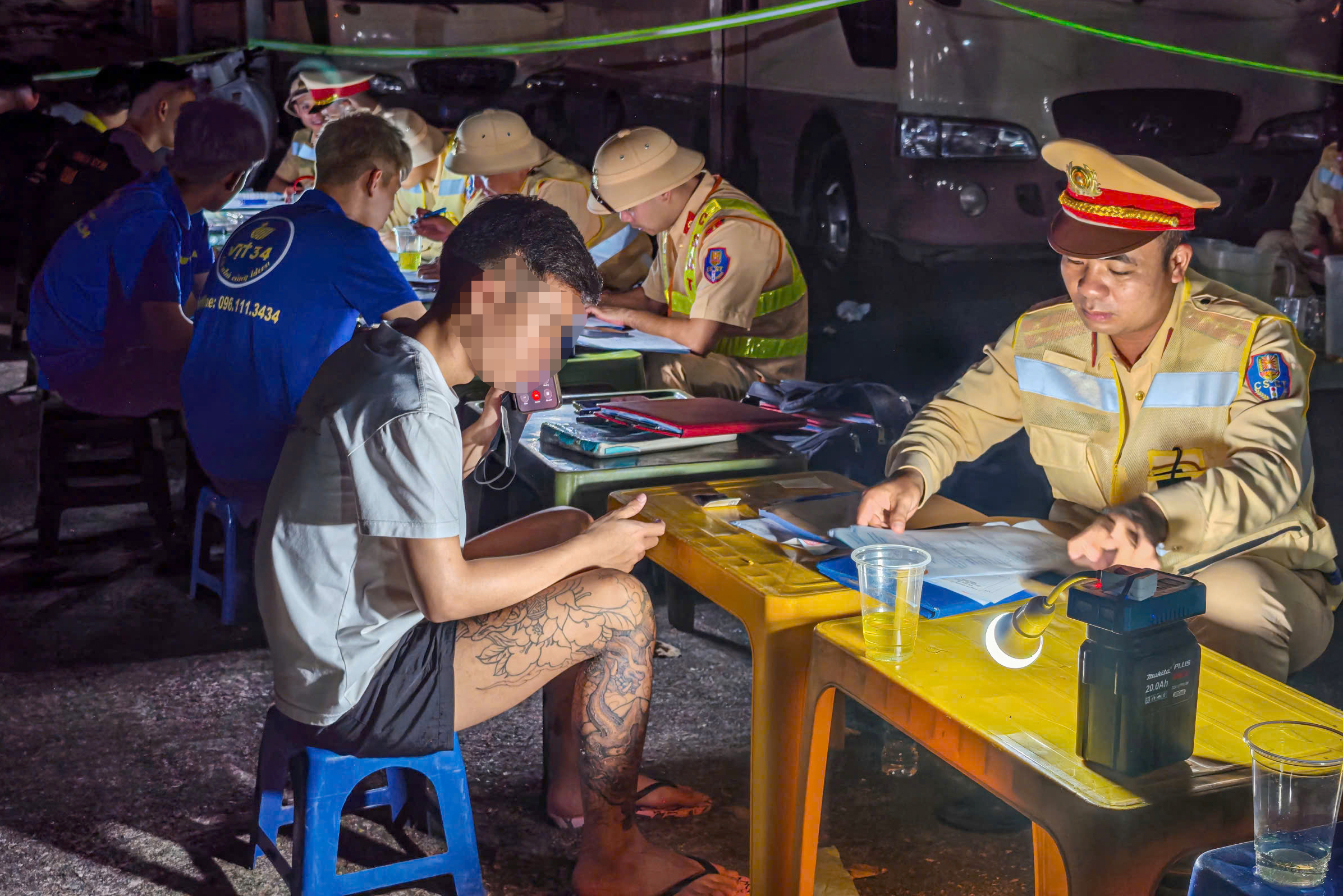 CSGT d&ugrave;ng xe đặc chủng tuần tra đường phố, h&agrave;ng loạt "qu&aacute;i xế" H&agrave; Nội bị tạm giữ xe- Ảnh 11.