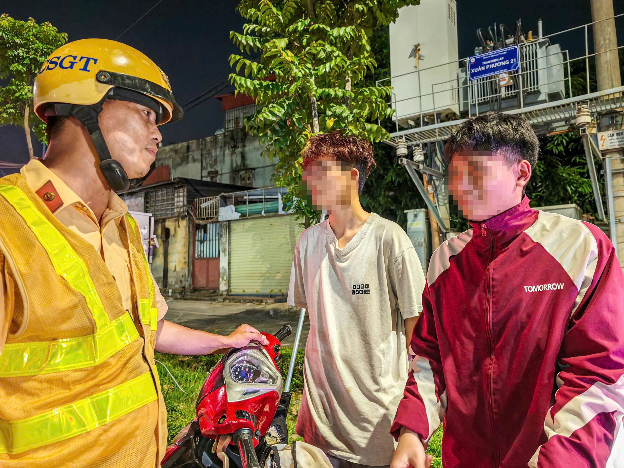 CSGT d&ugrave;ng xe đặc chủng tuần tra đường phố, h&agrave;ng loạt "qu&aacute;i xế" H&agrave; Nội bị tạm giữ xe- Ảnh 4.