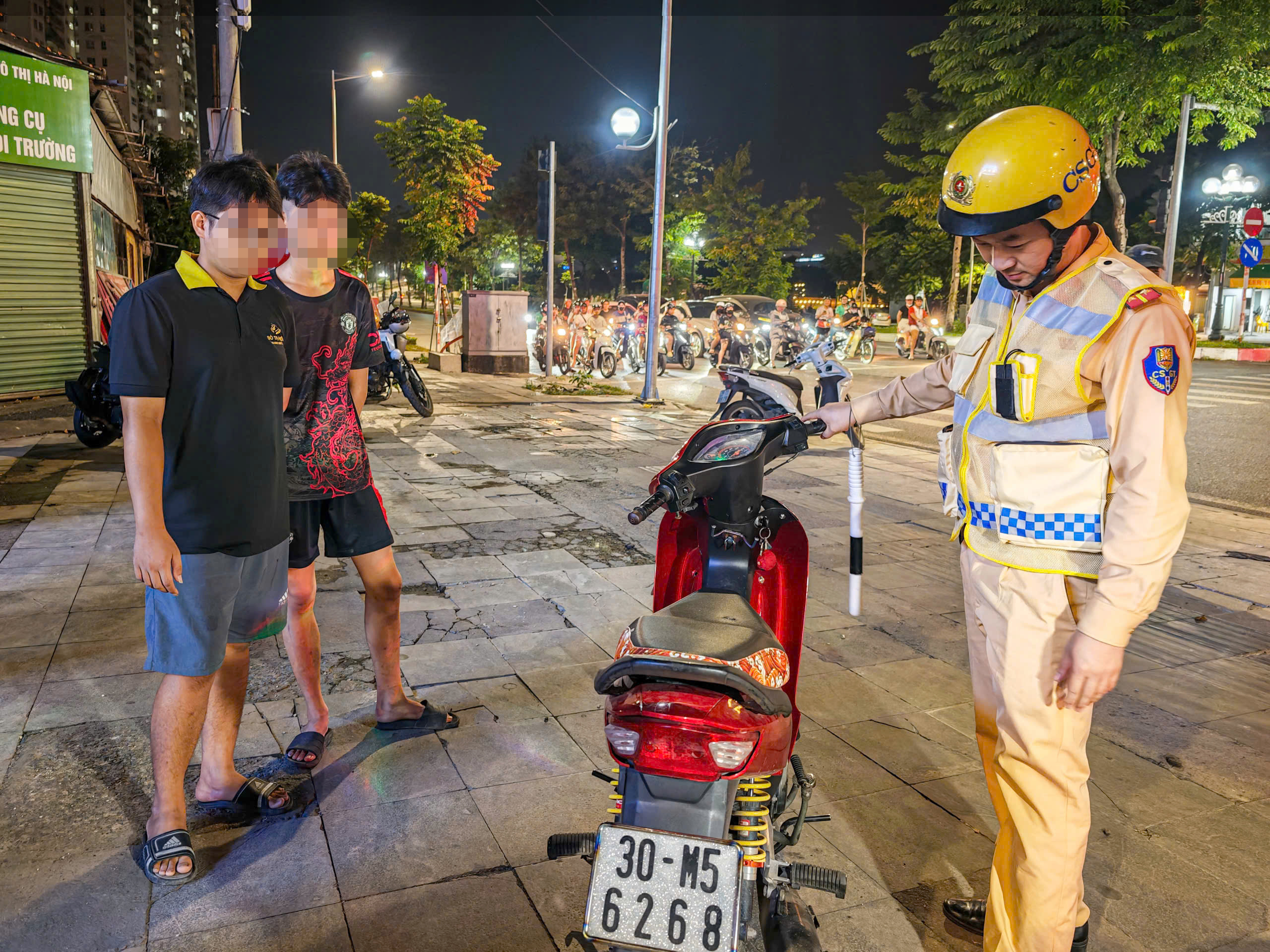 CSGT d&ugrave;ng xe đặc chủng tuần tra đường phố, h&agrave;ng loạt "qu&aacute;i xế" H&agrave; Nội bị tạm giữ xe- Ảnh 7.