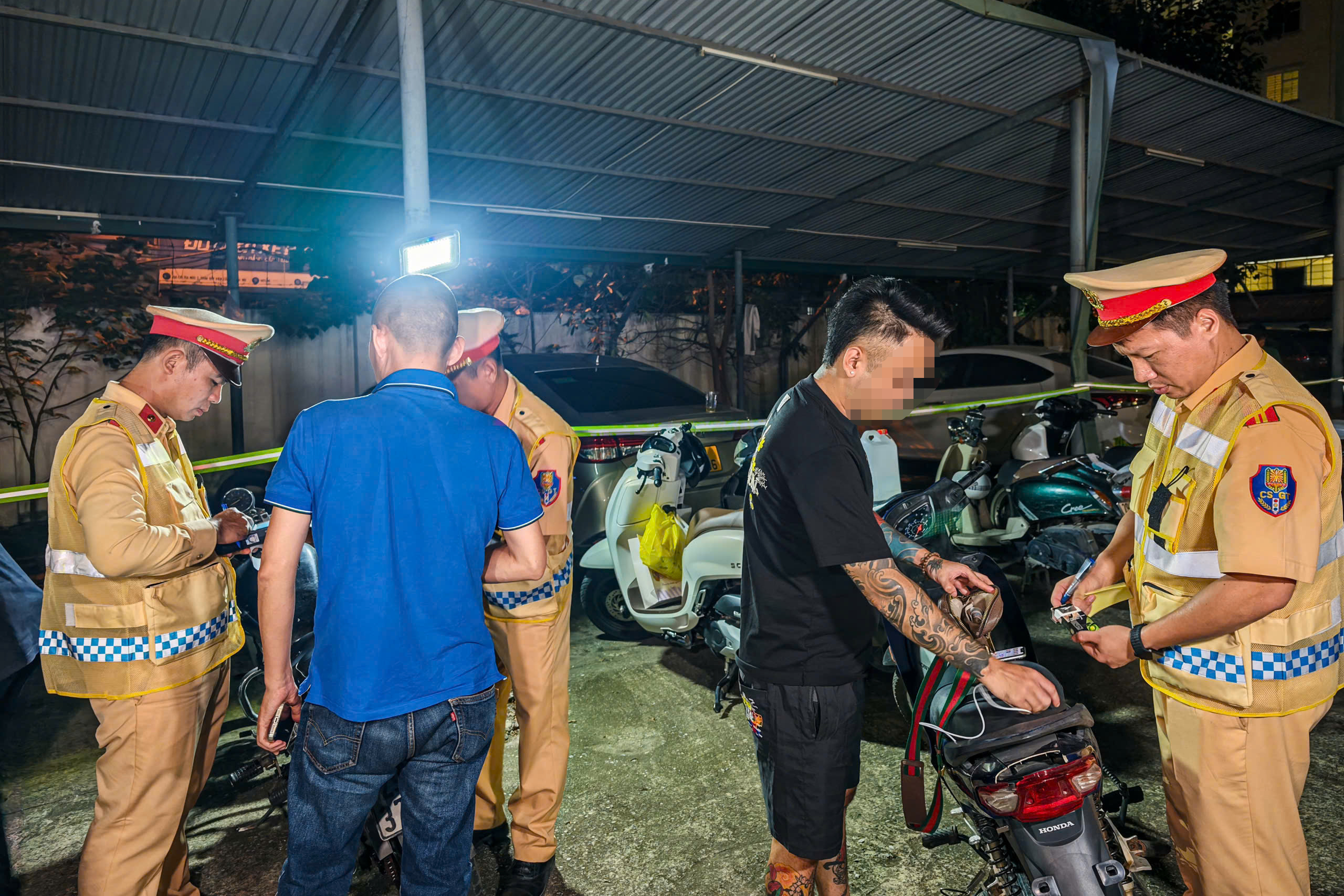 CSGT d&ugrave;ng xe đặc chủng tuần tra đường phố, h&agrave;ng loạt "qu&aacute;i xế" H&agrave; Nội bị tạm giữ xe- Ảnh 5.