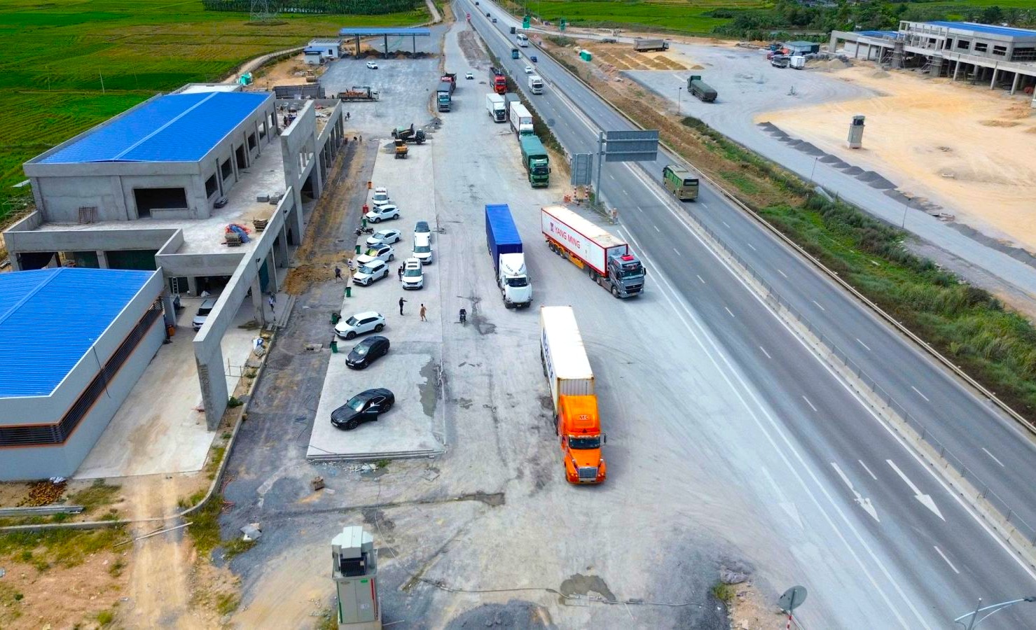 Cục Đường bộ nhiều lần cảnh b&aacute;o, hai trạm dừng nghỉ cao tốc vẫn chậm tiến độ - Ảnh 1.
