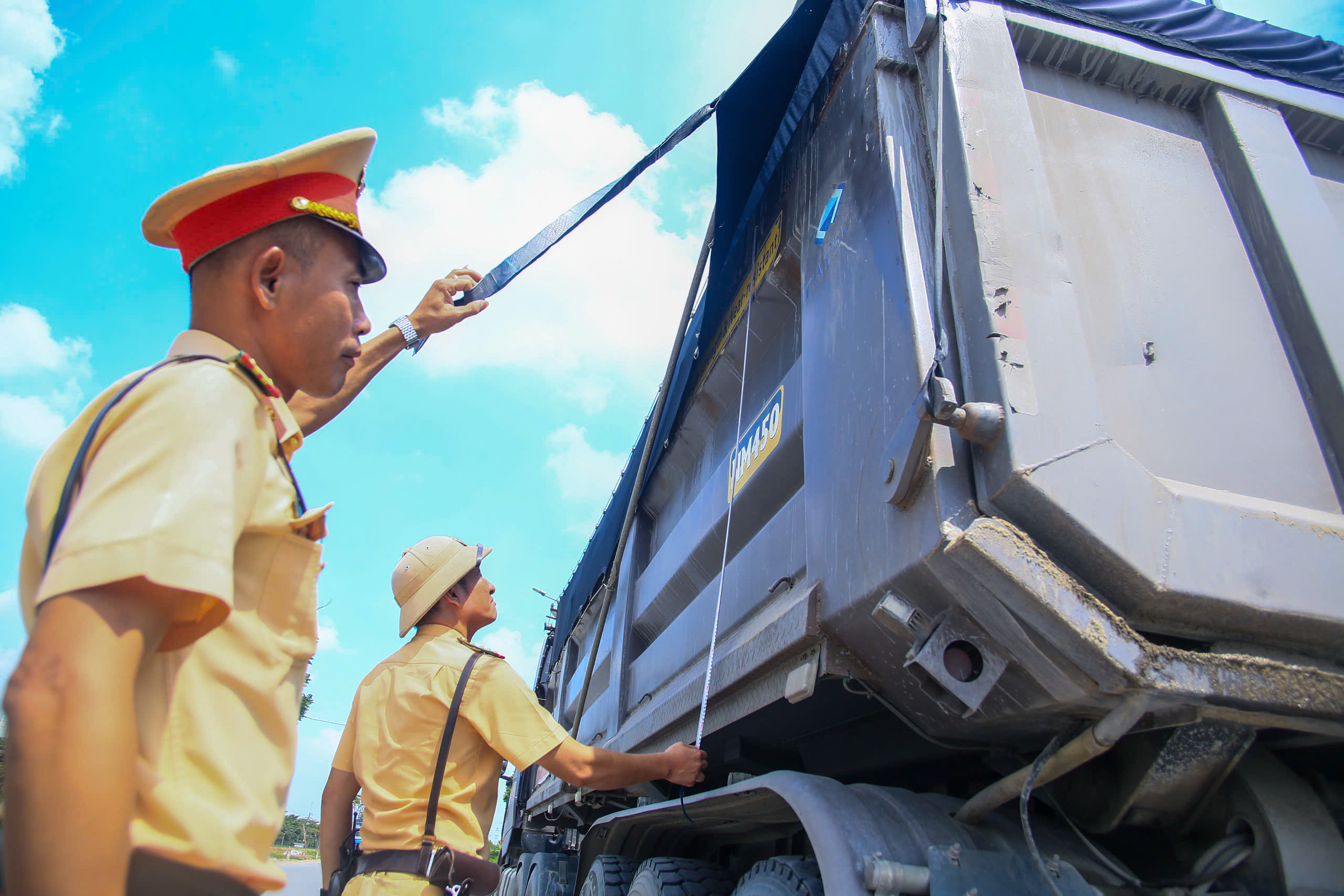 H&agrave; Nội: Kiểm so&aacute;t tỉnh lộ quanh cảng Hồng V&acirc;n, CSGT xử l&yacute; h&agrave;ng trăm t&agrave;i xế xe tải vi phạm- Ảnh 2.