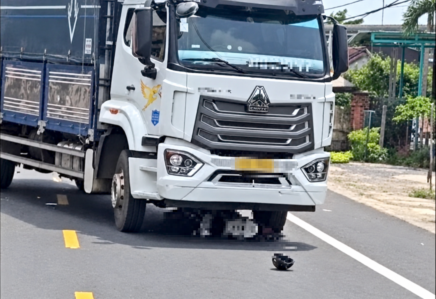 Đắk Lắk: Va chạm với xe tải, cháu bé đi xe đạp điện tử vong- Ảnh 1.