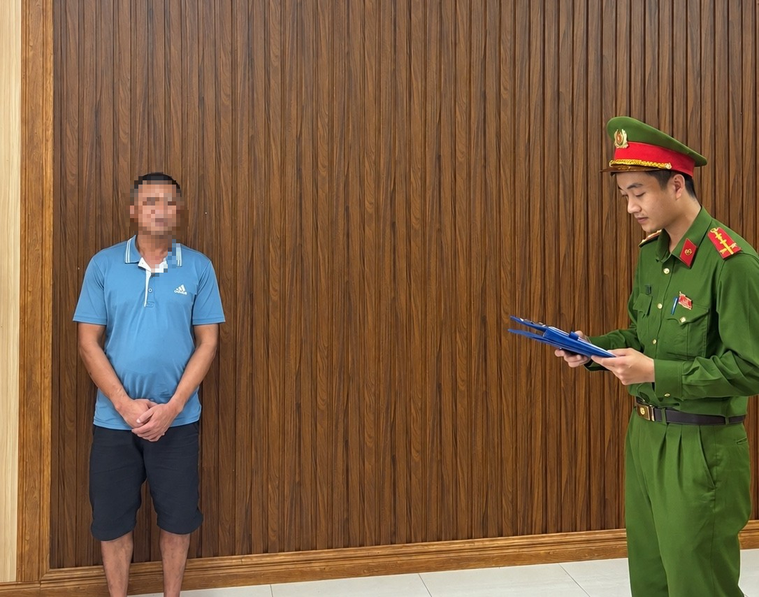 Bắt tạm giam người đ&agrave;n &ocirc;ng cầm dao chặn xe, đe dọa người đi đường ở Quảng Trị- Ảnh 1.