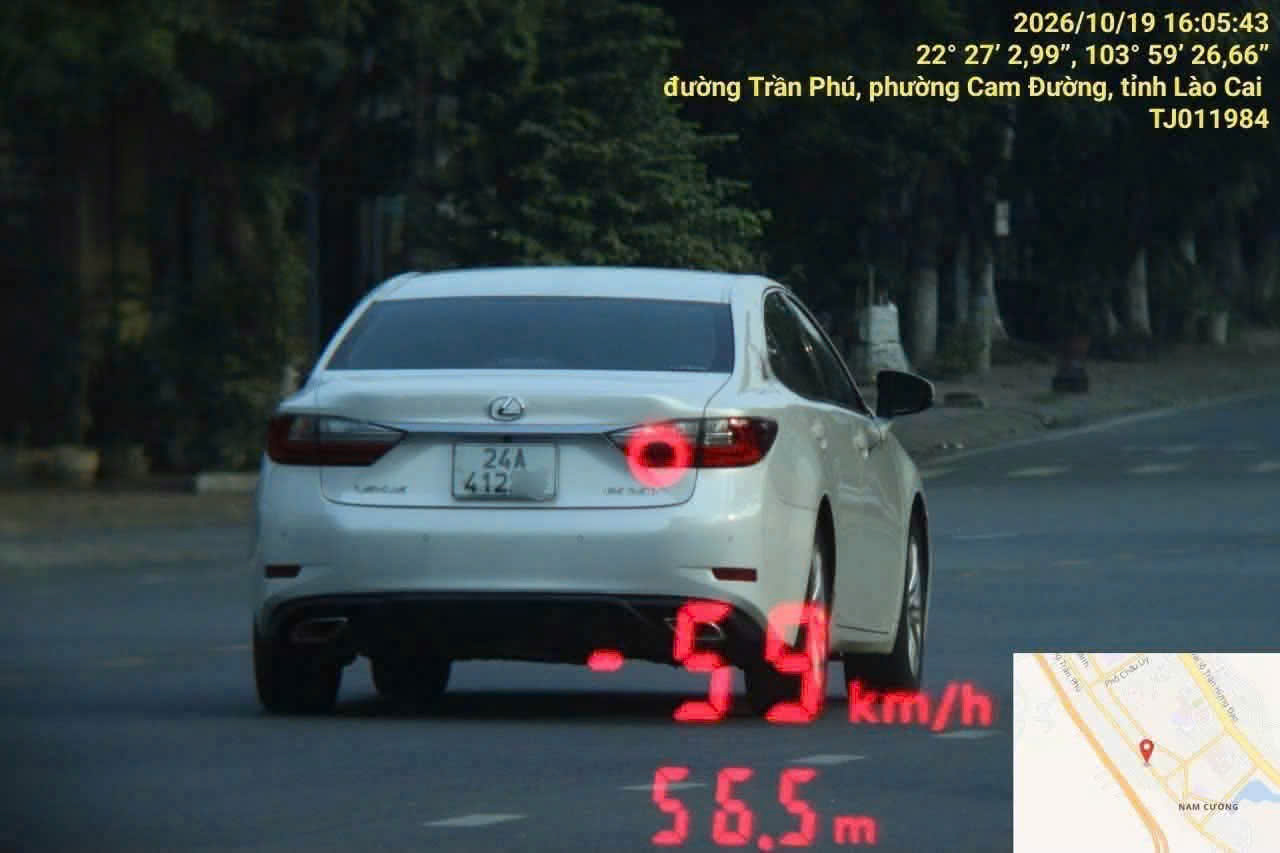 L&agrave;o Cai: Nữ t&agrave;i xế kh&oacute;a cửa &ocirc; t&ocirc; Lexus, tăng ga bỏ chạy khi CSGT dừng xe kiểm tra- Ảnh 1.