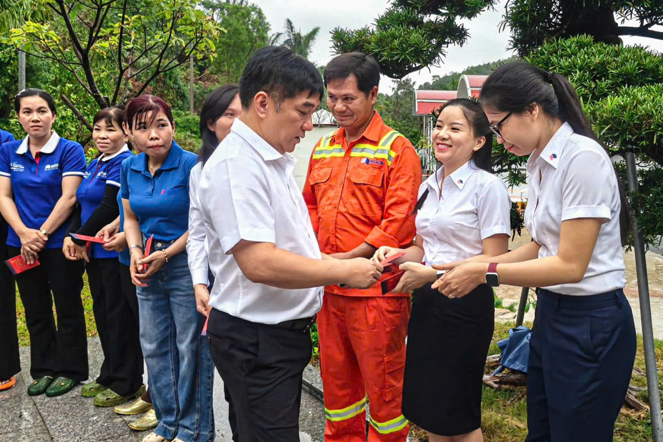 Những "B&ocirc;ng hồng th&eacute;p" tr&ecirc;n cung đường cao tốc - Ảnh 4.