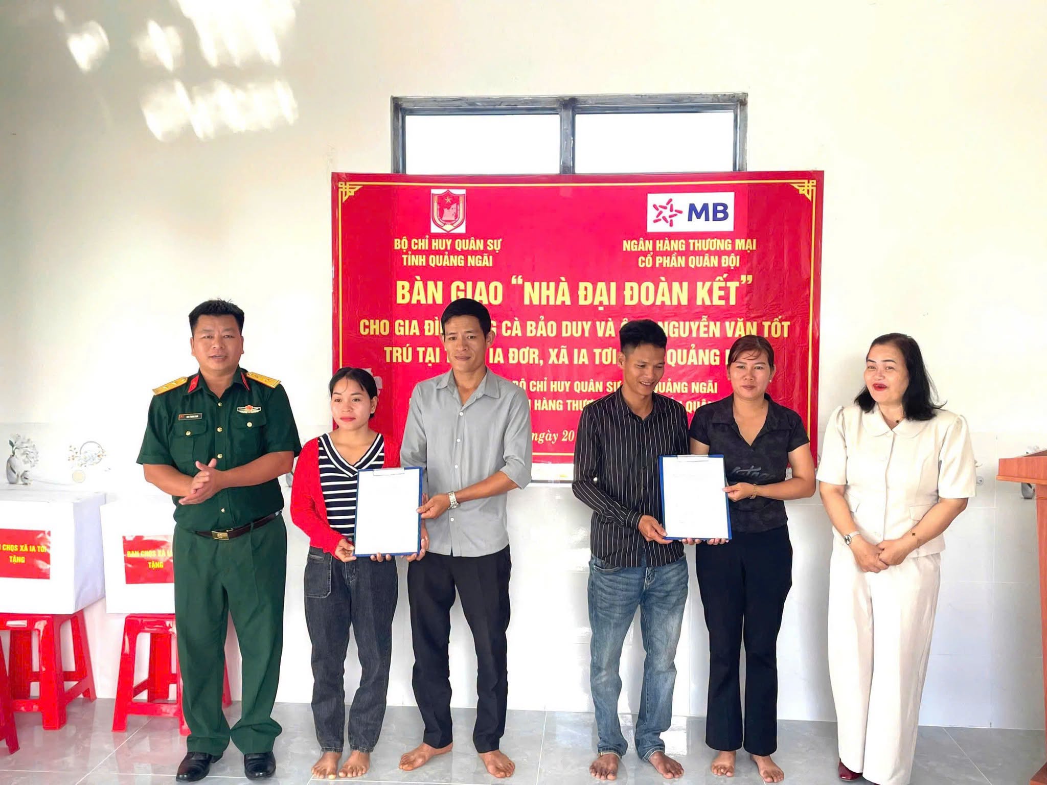 B&agrave;n giao nh&agrave; "Đại đo&agrave;n kết" cho c&aacute;c hộ ngh&egrave;o ở x&atilde; bi&ecirc;n giới Quảng Ng&atilde;i- Ảnh 1.