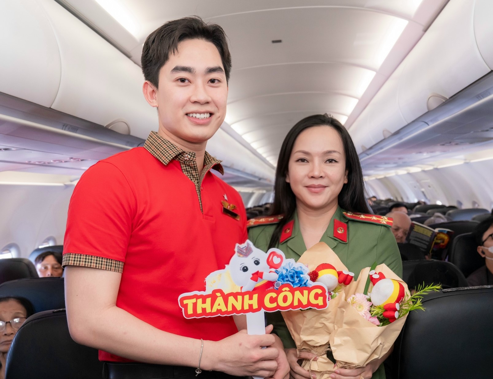 Vietjet gửi ng&agrave;n lời ch&uacute;c y&ecirc;u thương tới ph&aacute;i đẹp từ độ cao 10.000 m&eacute;t- Ảnh 4.