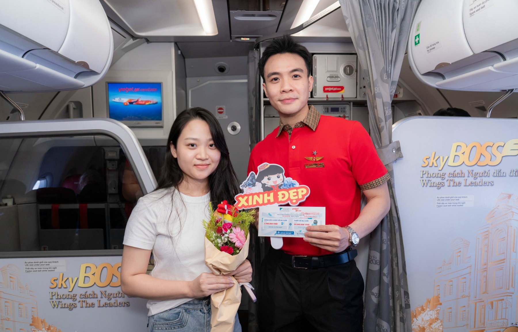 Vietjet gửi ng&agrave;n lời ch&uacute;c y&ecirc;u thương tới ph&aacute;i đẹp từ độ cao 10.000 m&eacute;t- Ảnh 8.