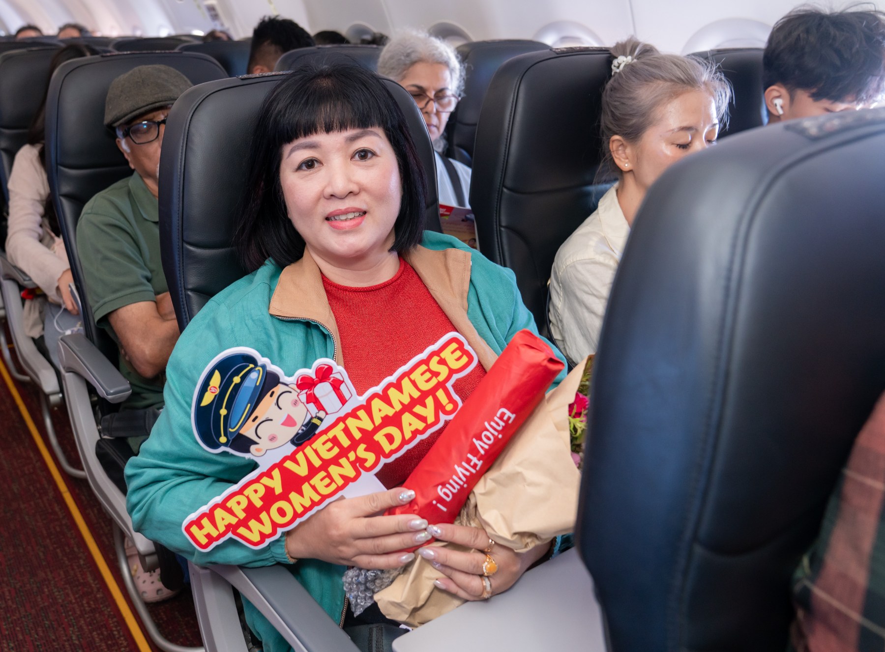 Vietjet gửi ng&agrave;n lời ch&uacute;c y&ecirc;u thương tới ph&aacute;i đẹp từ độ cao 10.000 m&eacute;t- Ảnh 6.