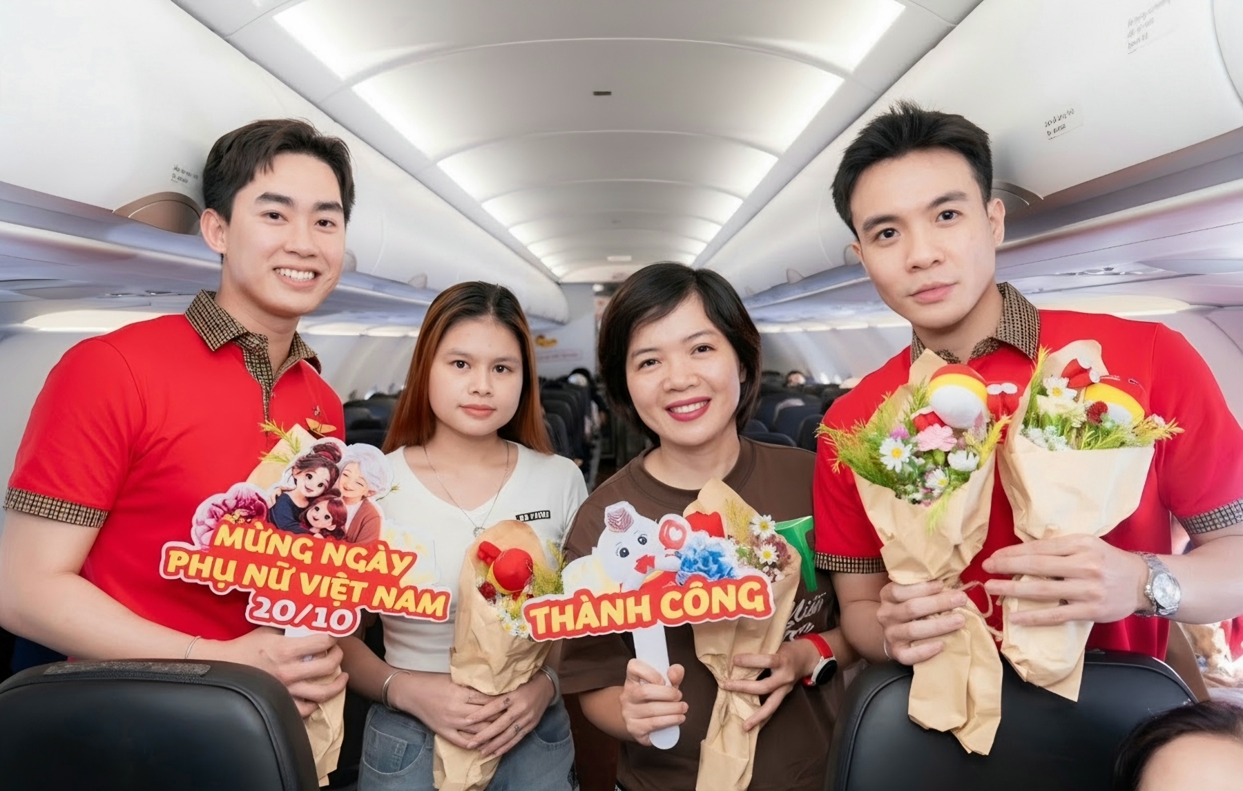 Vietjet gửi ng&agrave;n lời ch&uacute;c y&ecirc;u thương tới ph&aacute;i đẹp từ độ cao 10.000 m&eacute;t- Ảnh 1.