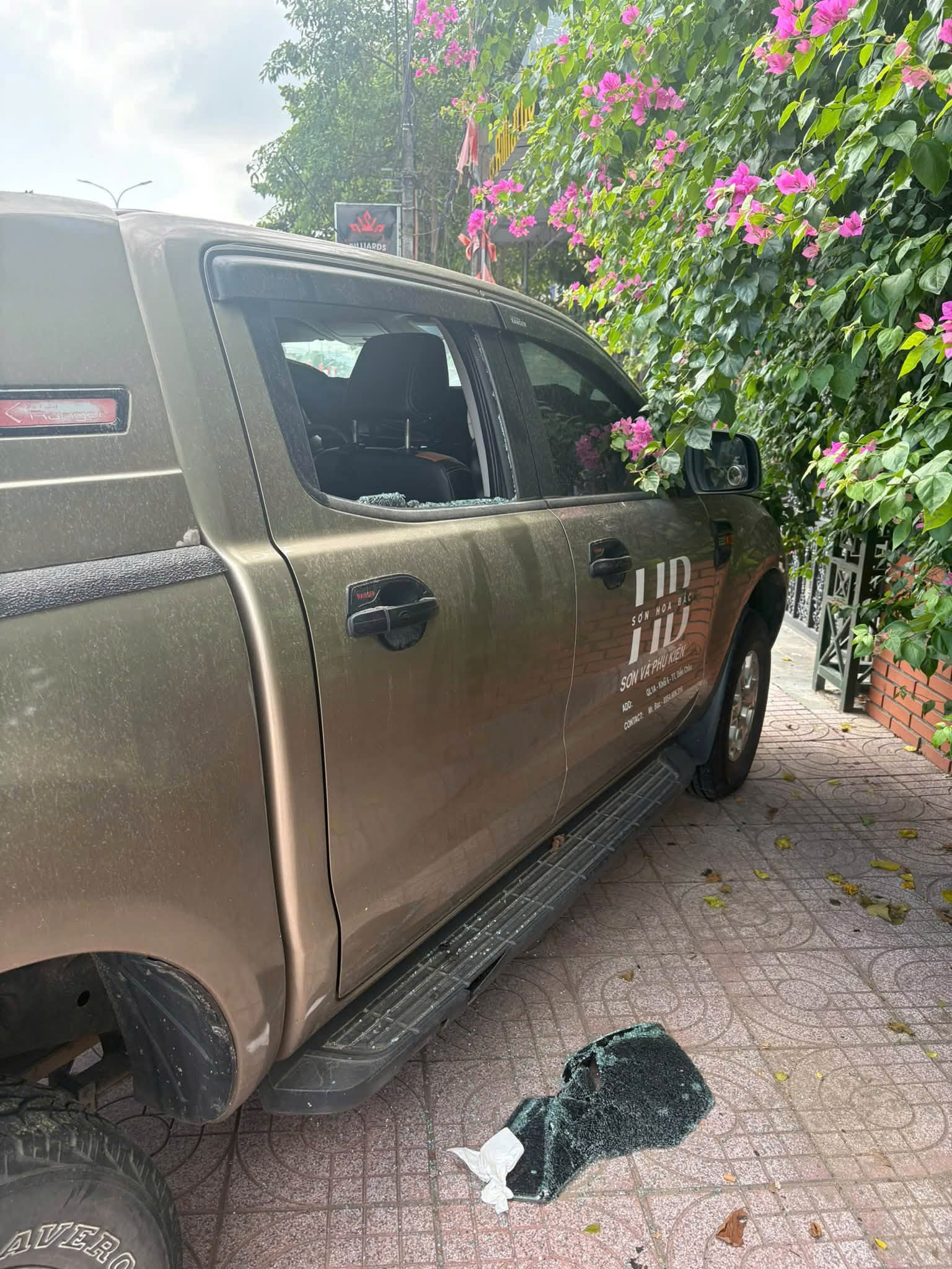 Bắt giữ 3 đối tượng đập vỡ h&agrave;ng loạt k&iacute;nh &ocirc; t&ocirc; tại Nghệ An- Ảnh 4.
