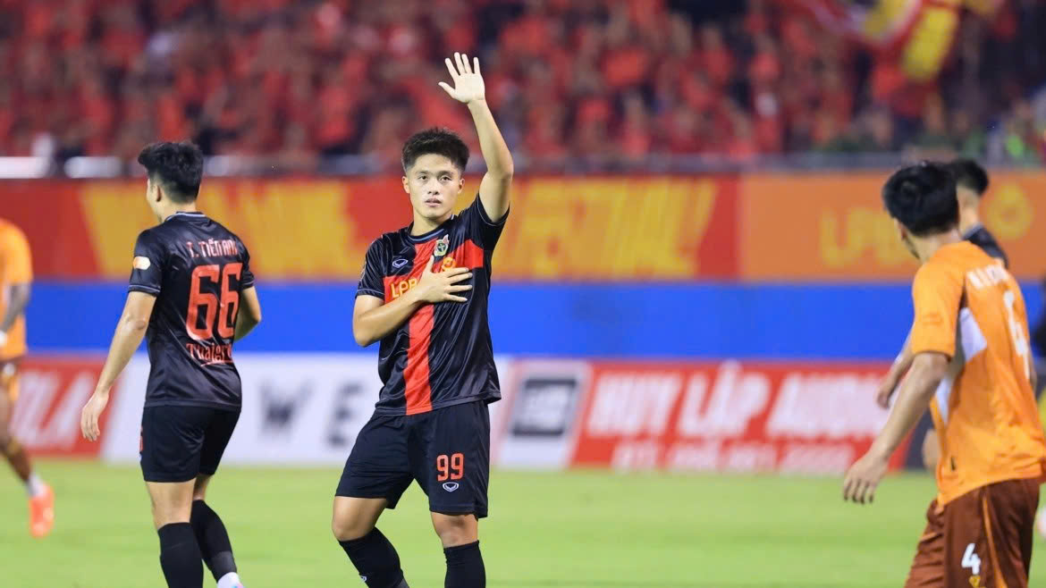 Bảng xếp hạng v&ograve;ng 4 V-League 2026-2027: Ng&ocirc;i đầu đổi chủ - Ảnh 1.