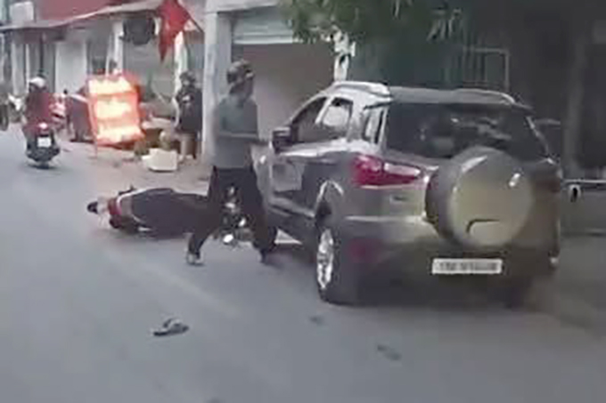 H&agrave; Nội: Truy bắt nghi can đi xe m&aacute;y chặn &ocirc; t&ocirc;, đ&acirc;m dao li&ecirc;n tiếp khiến t&agrave;i xế tử vong- Ảnh 1.