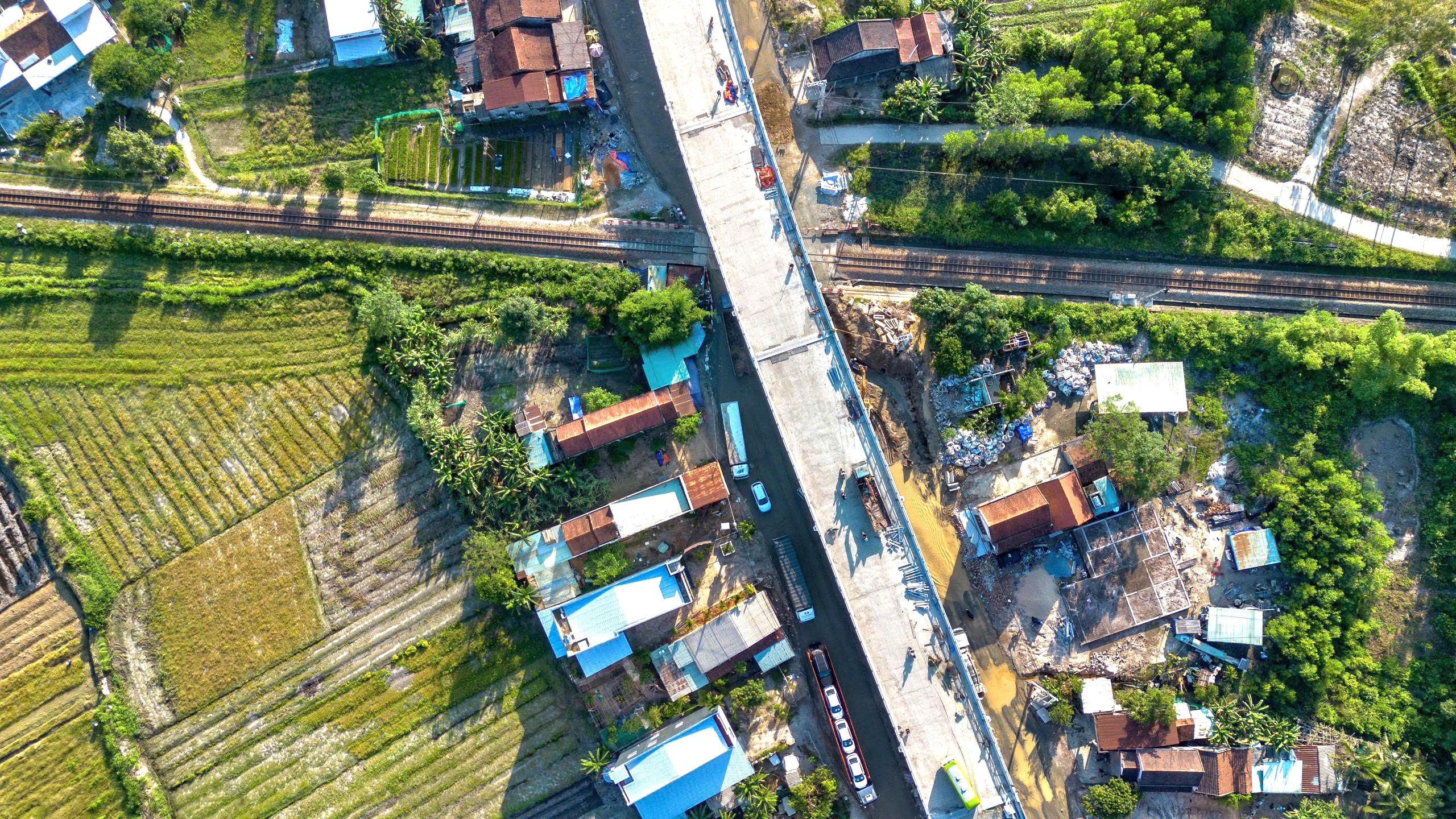 Sớm ho&agrave;n thiện cầu vượt đường sắt tr&ecirc;n dự &aacute;n n&acirc;ng cấp QL14E Đ&agrave; Nẵng- Ảnh 2.