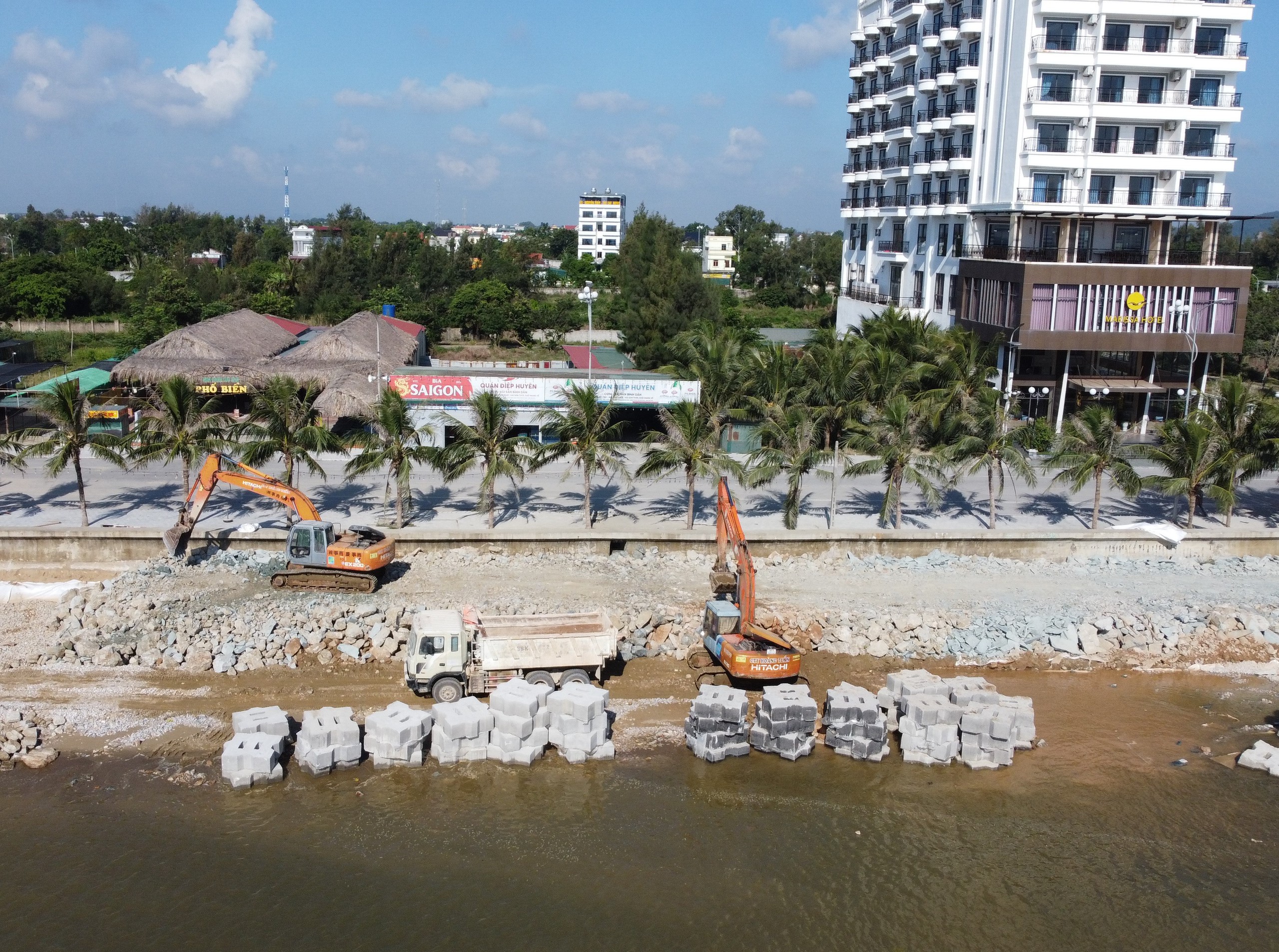 Thanh H&oacute;a: Chạy đua với thủy triều, rốt r&aacute;o thi c&ocirc;ng k&egrave; biển Hải Tiến- Ảnh 3.