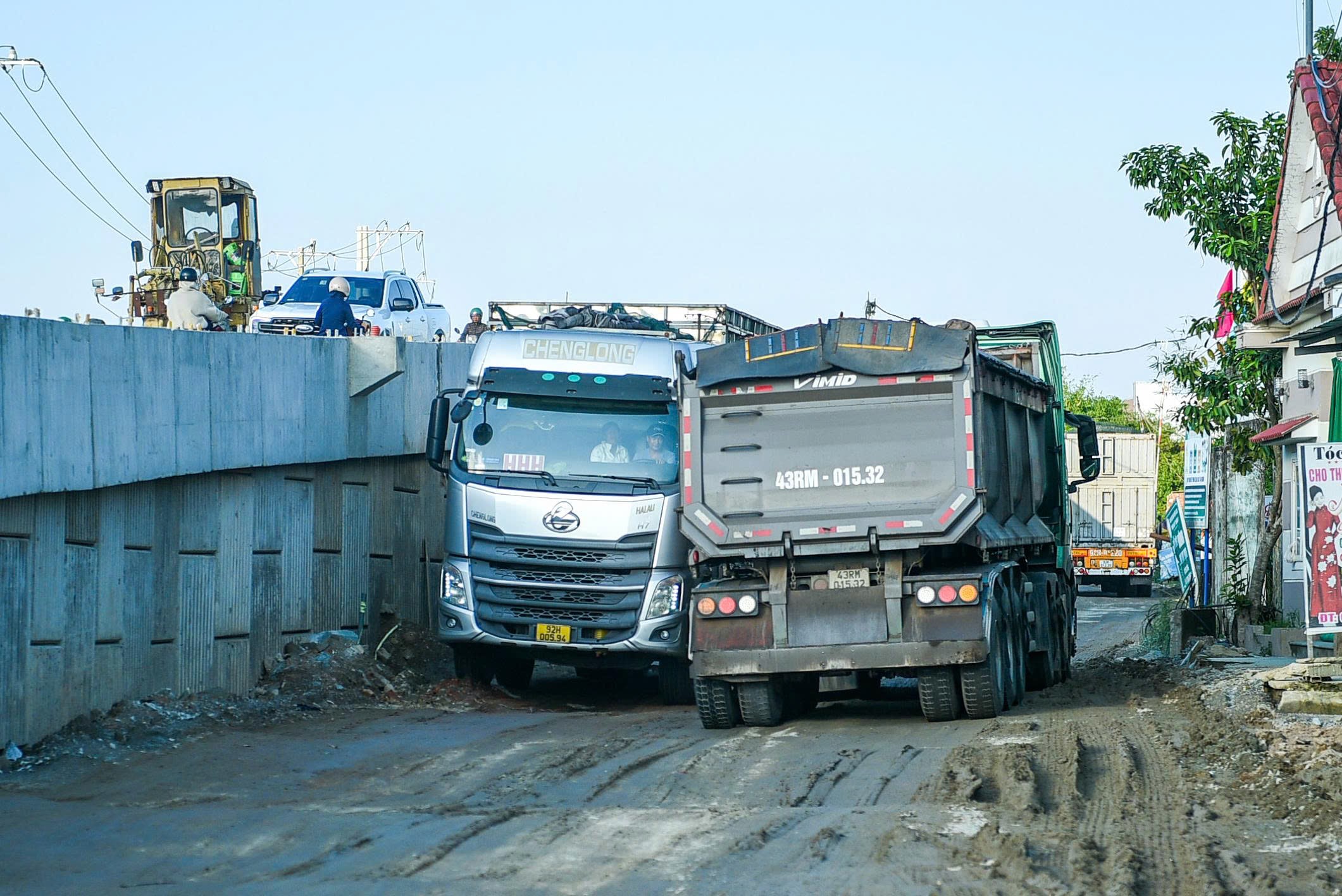 Sớm ho&agrave;n thiện cầu vượt đường sắt tr&ecirc;n dự &aacute;n n&acirc;ng cấp QL14E Đ&agrave; Nẵng- Ảnh 7.