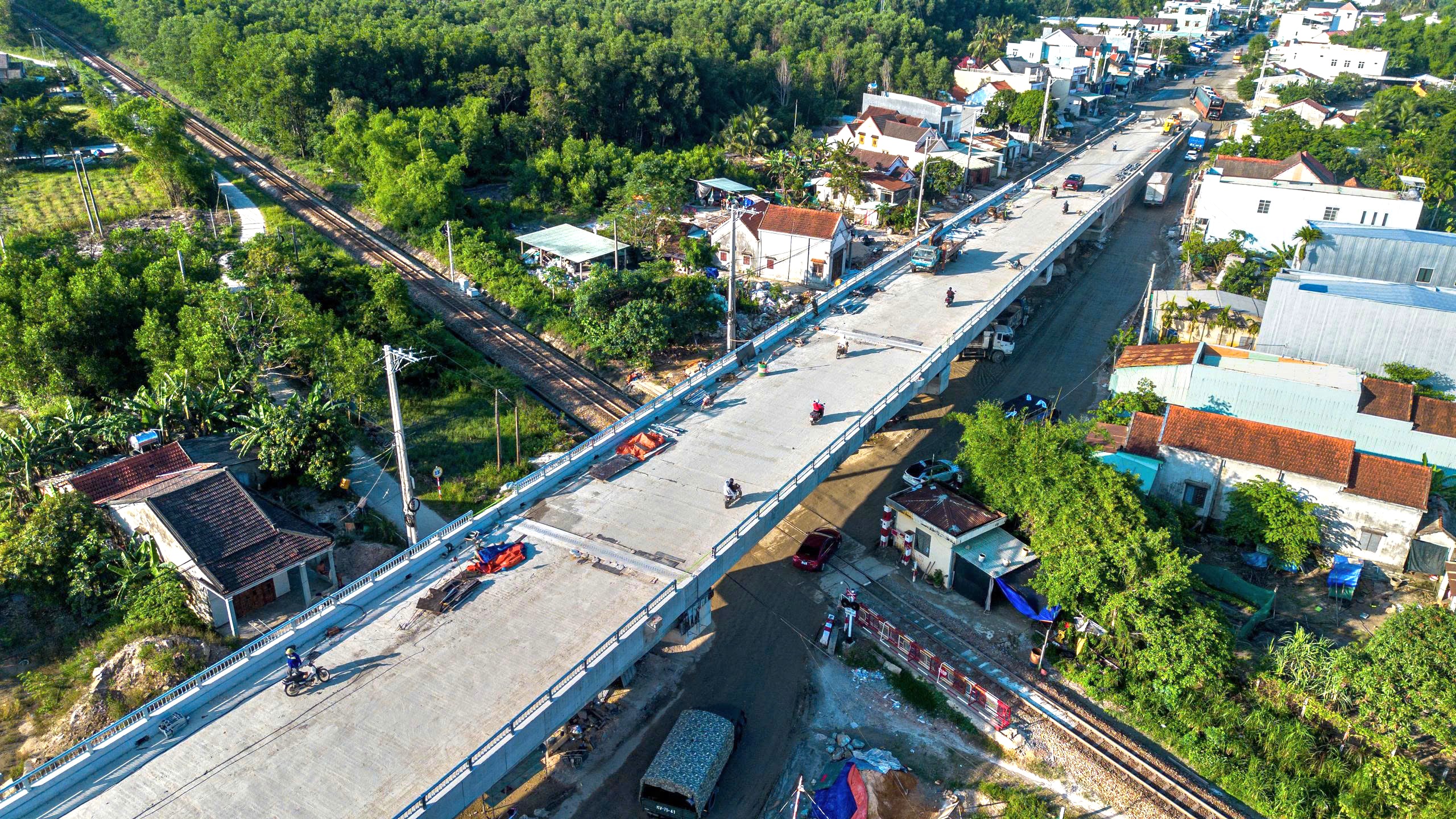 Sớm ho&agrave;n thiện cầu vượt đường sắt tr&ecirc;n dự &aacute;n n&acirc;ng cấp QL14E Đ&agrave; Nẵng- Ảnh 10.
