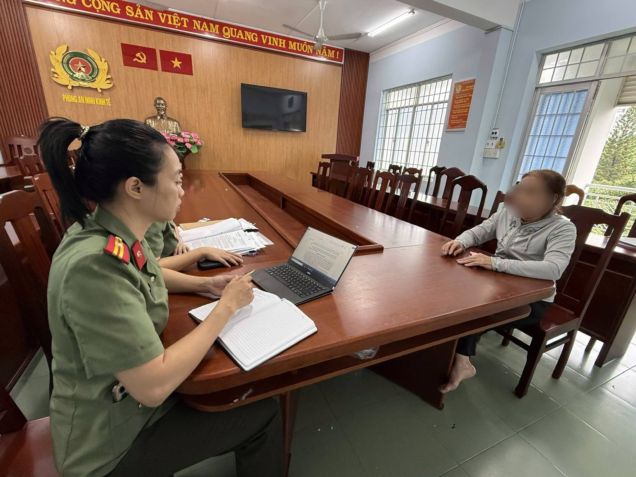 C&ocirc;ng an phạt 125 triệu đồng người phụ nữ cho mượn t&agrave;i khoản ng&acirc;n h&agrave;ng- Ảnh 1.