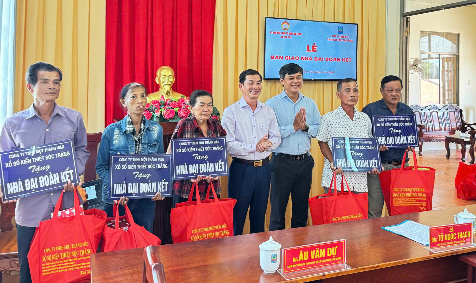 Nghĩa t&igrave;nh với người b&aacute;n v&eacute; số dạo ở Cần Thơ- Ảnh 1.
