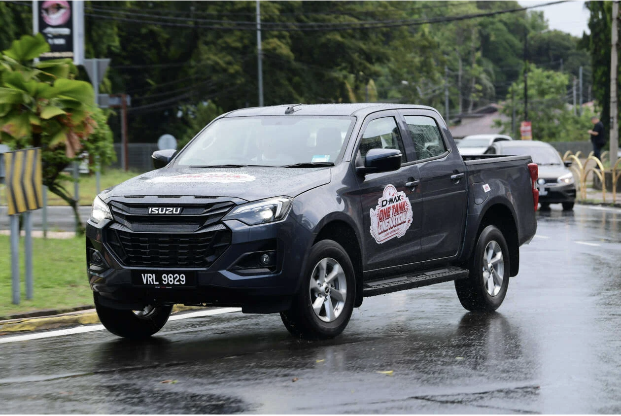 Thay động cơ mới, Isuzu D-Max đi được hơn 1.600 km với một bình dầu - Ảnh 2.