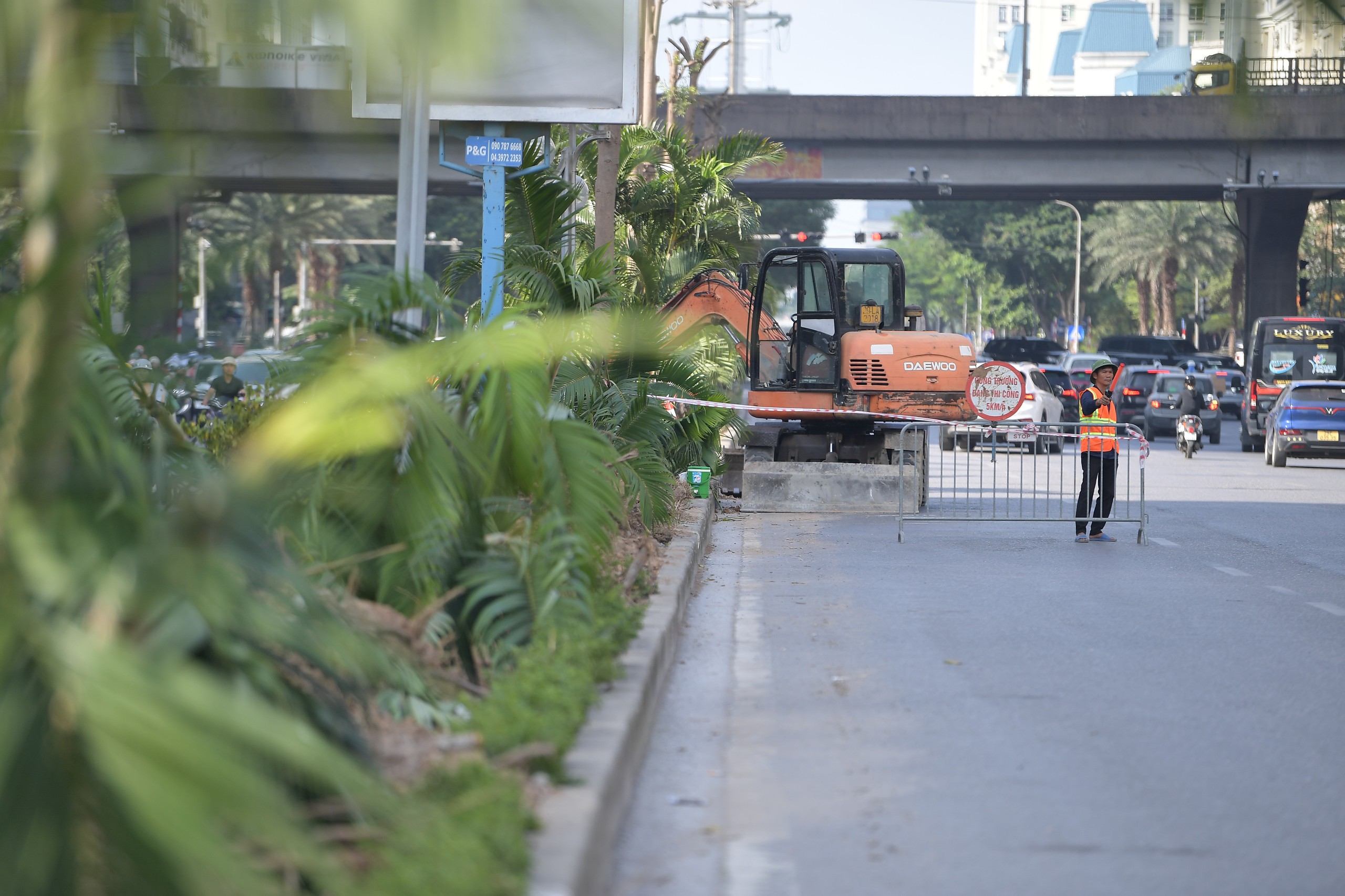 Cận cảnh: X&eacute;n vỉa h&egrave;, di dời h&agrave;ng loạt c&acirc;y xanh, chuẩn bị x&acirc;y hầm chui hơn 960 tỷ đồng - Ảnh 10.