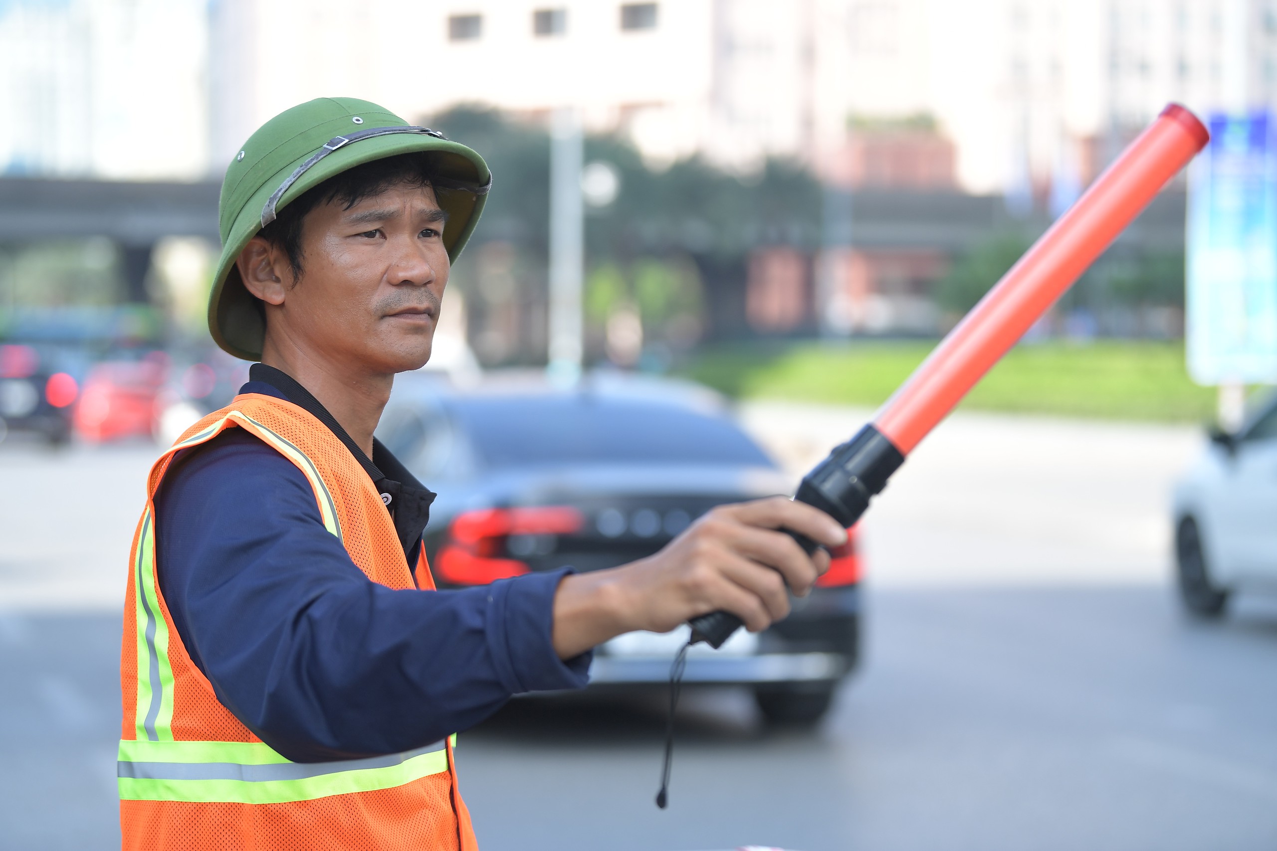 Cận cảnh: X&eacute;n vỉa h&egrave;, di dời h&agrave;ng loạt c&acirc;y xanh, chuẩn bị x&acirc;y hầm chui hơn 960 tỷ đồng - Ảnh 7.