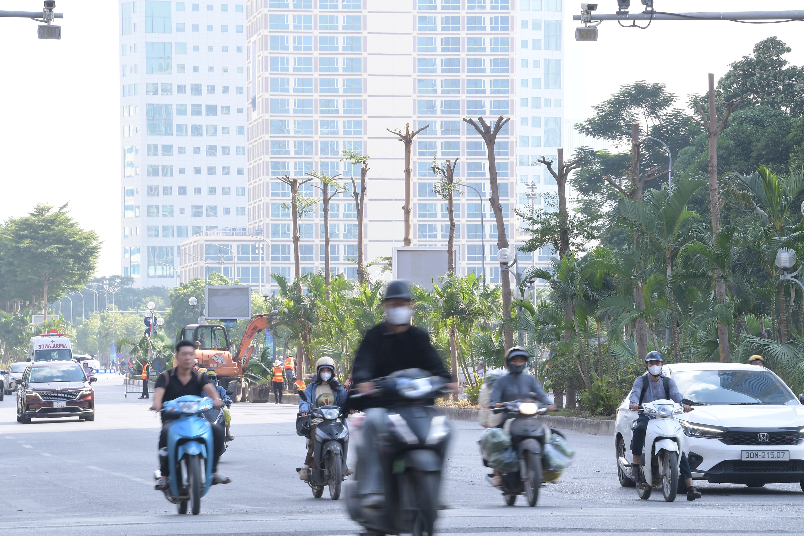 Cận cảnh: X&eacute;n vỉa h&egrave;, di dời h&agrave;ng loạt c&acirc;y xanh, chuẩn bị x&acirc;y hầm chui hơn 960 tỷ đồng - Ảnh 11.