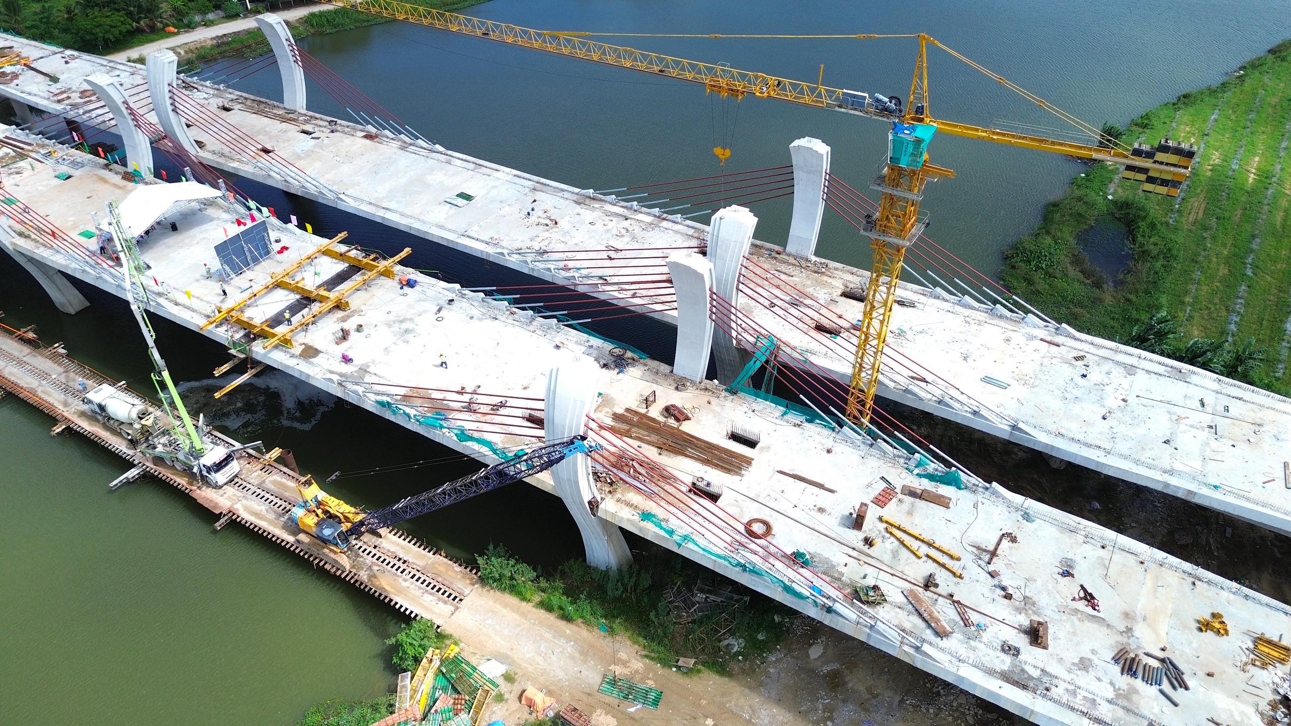 Hợp long cầu lớn nhất tr&ecirc;n tuyến đường 3.500 tỷ đồng ở Quảng Ng&atilde;i- Ảnh 3.