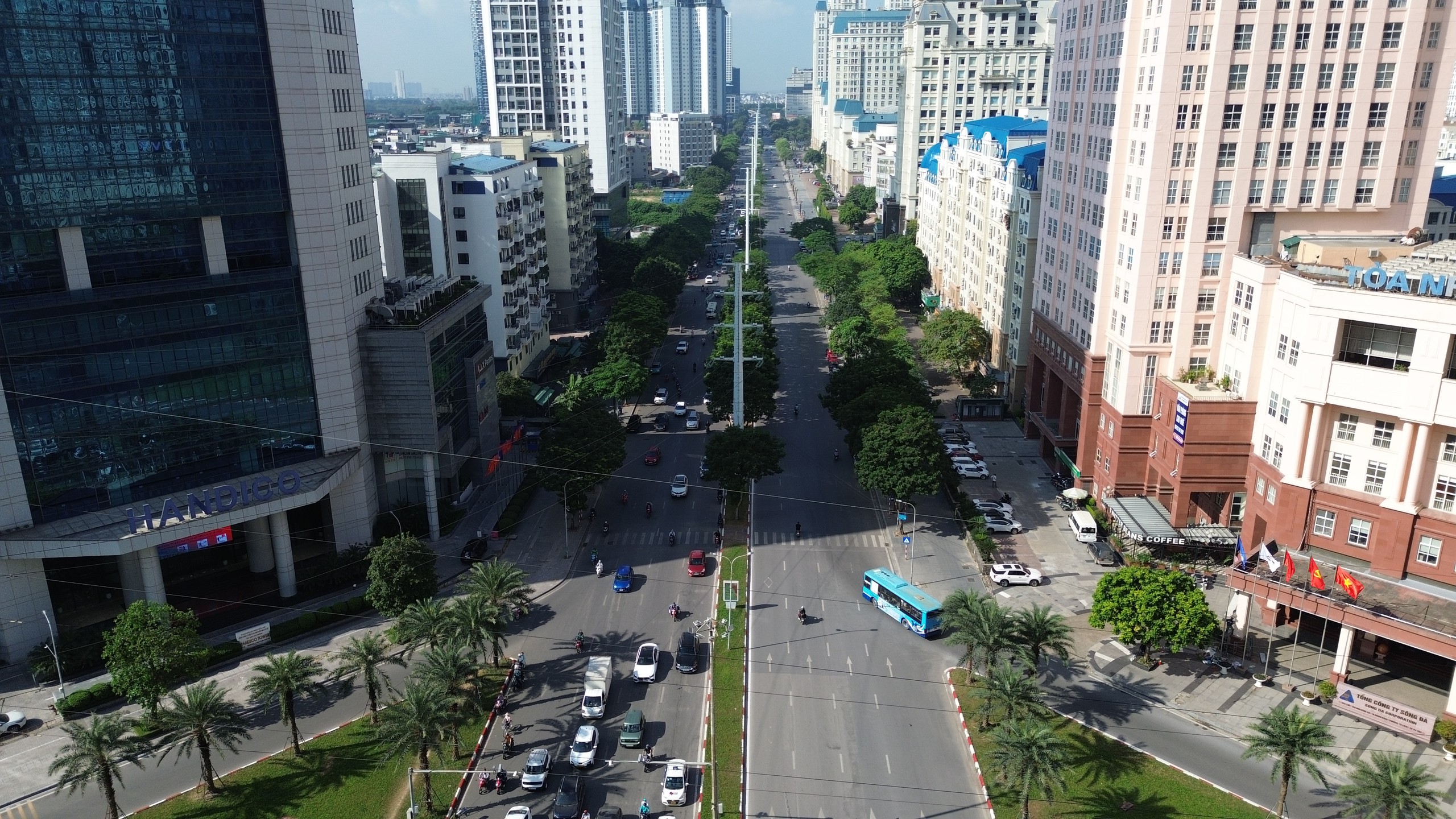 Cận cảnh: X&eacute;n vỉa h&egrave;, di dời h&agrave;ng loạt c&acirc;y xanh, chuẩn bị x&acirc;y hầm chui hơn 960 tỷ đồng - Ảnh 12.