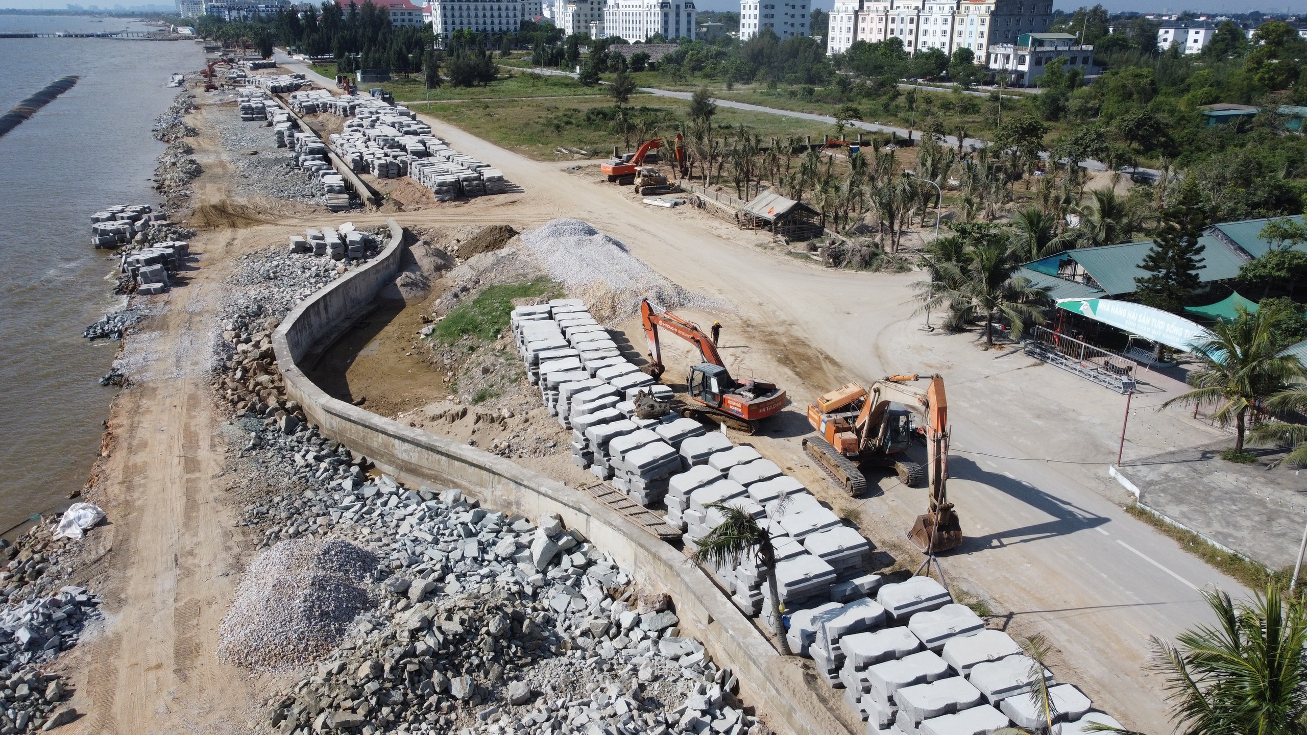 Thanh H&oacute;a: Chạy đua với thủy triều, rốt r&aacute;o thi c&ocirc;ng k&egrave; biển Hải Tiến- Ảnh 4.