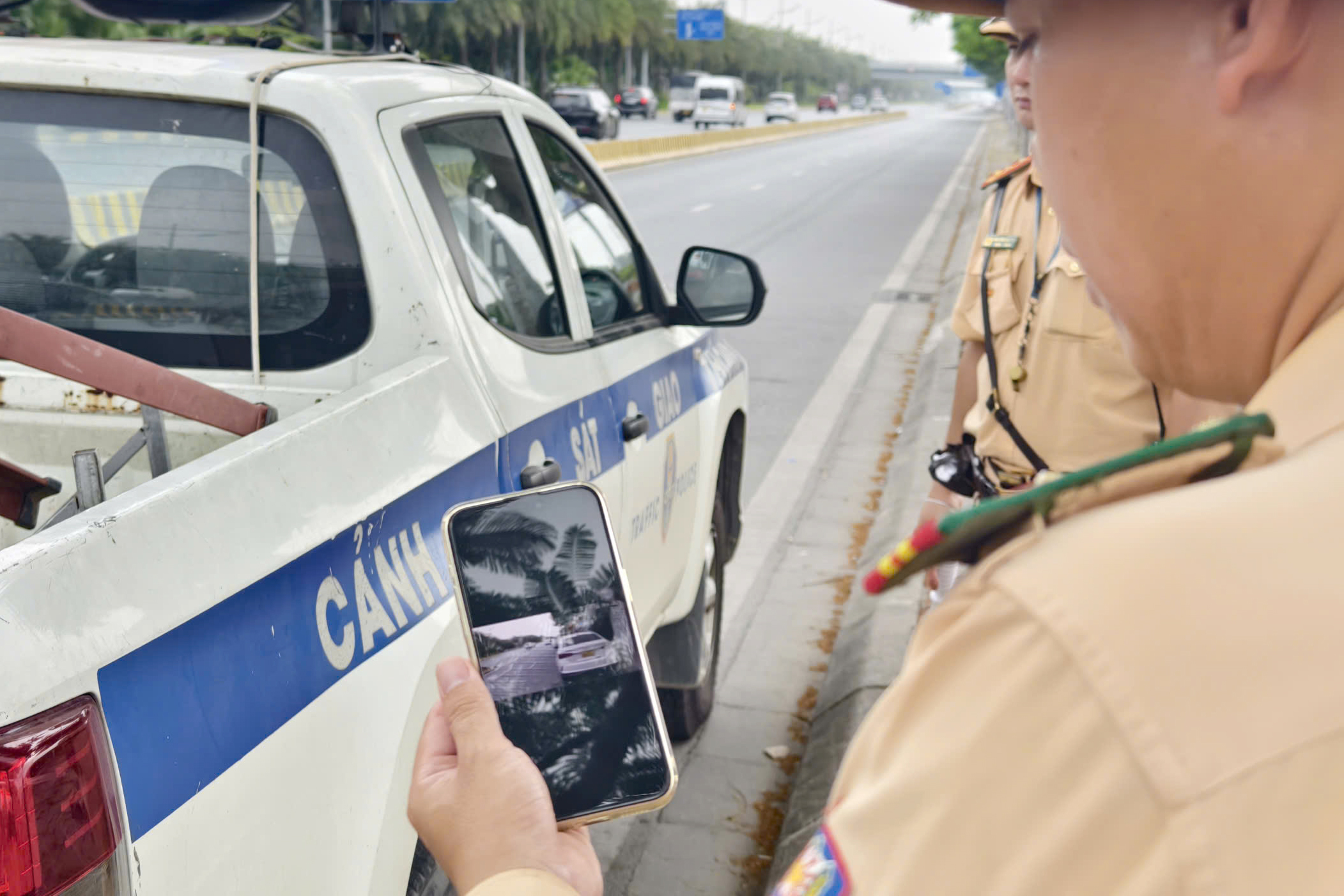 Cảnh s&aacute;t đổi c&aacute;ch xử l&yacute;, &ocirc; t&ocirc; dừng đỗ tr&aacute;i ph&eacute;p trước s&acirc;n bay Nội B&agrave;i giảm- Ảnh 3.