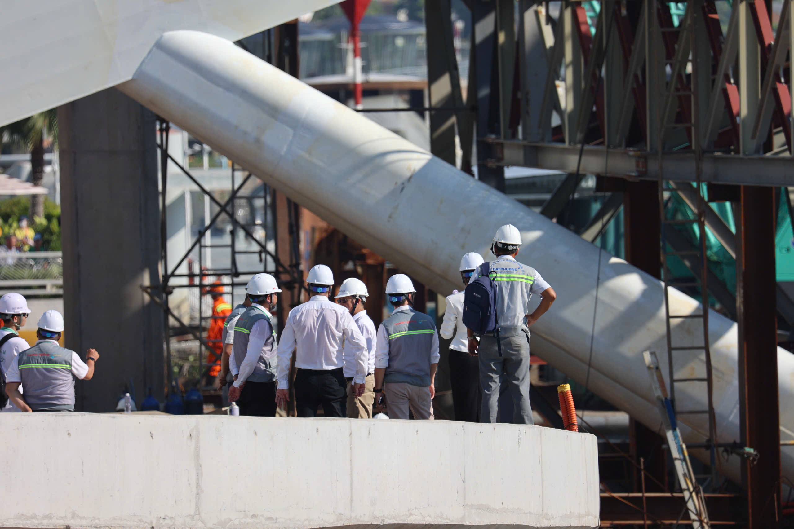 To&agrave;n cảnh qu&aacute; tr&igrave;nh hợp long c&acirc;y cầu đi bộ đầu ti&ecirc;n qua s&ocirc;ng S&agrave;i G&ograve;n- Ảnh 6.