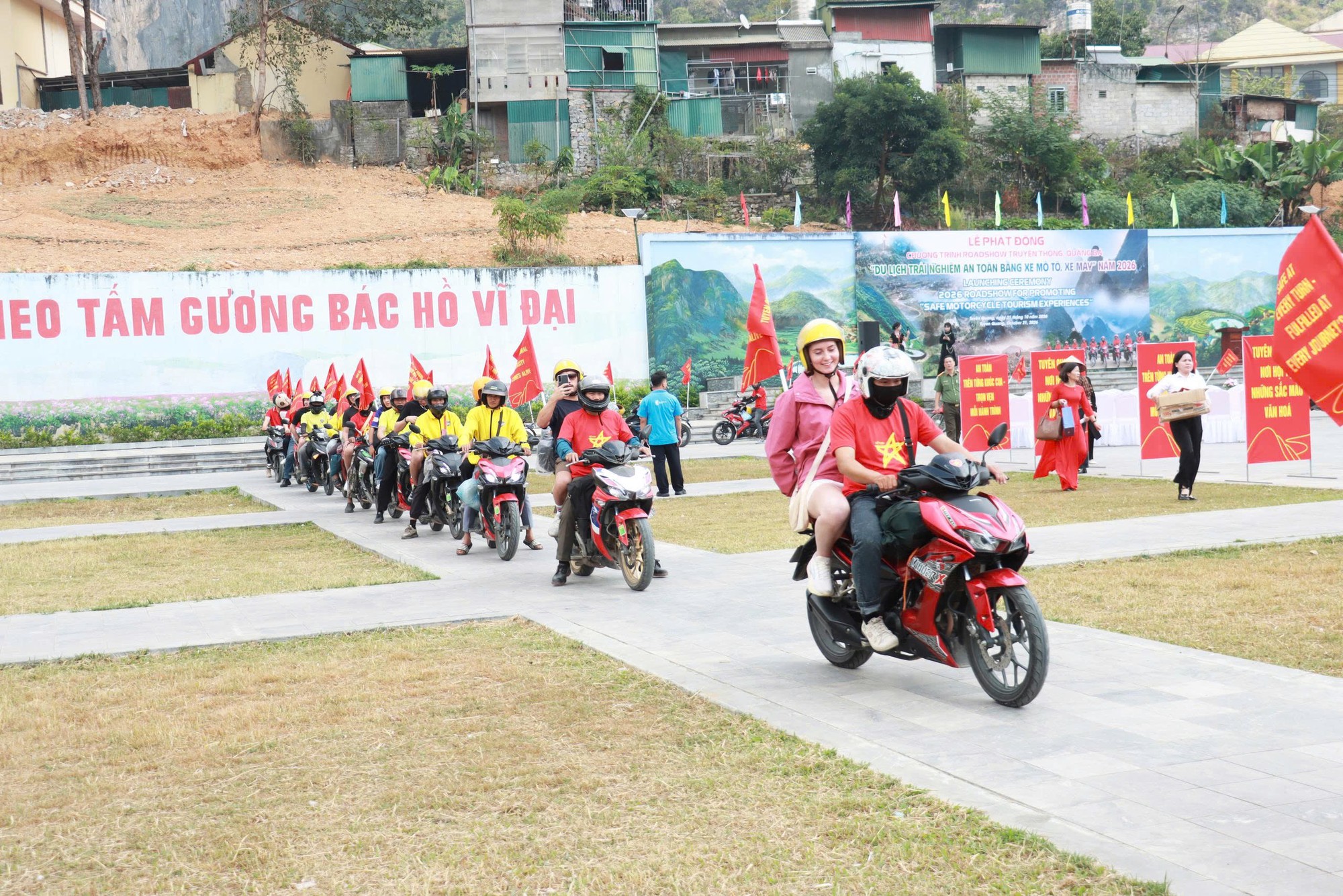 100 m&ocirc; t&ocirc; vượt đ&egrave;o M&atilde; P&igrave; L&egrave;ng quảng b&aacute; du lịch v&ugrave;ng cao Tuy&ecirc;n Quang- Ảnh 4.