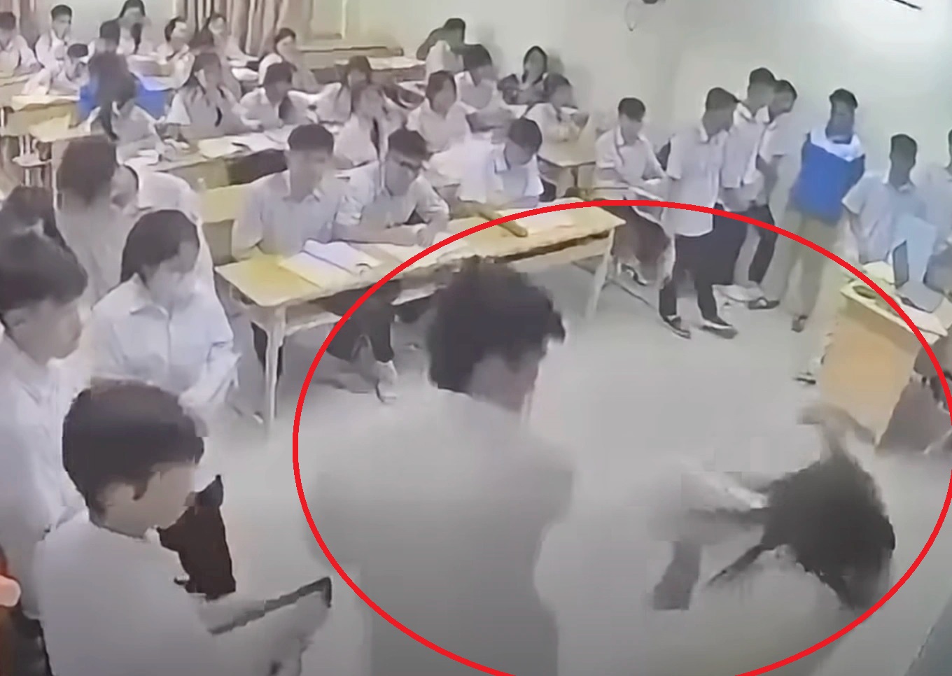 H&agrave; Nội: Bắt giữ nam sinh đ&aacute;nh c&ocirc; gi&aacute;o ngay tr&ecirc;n bục giảng Trường THPT Mạc Đĩnh Chi- Ảnh 1.