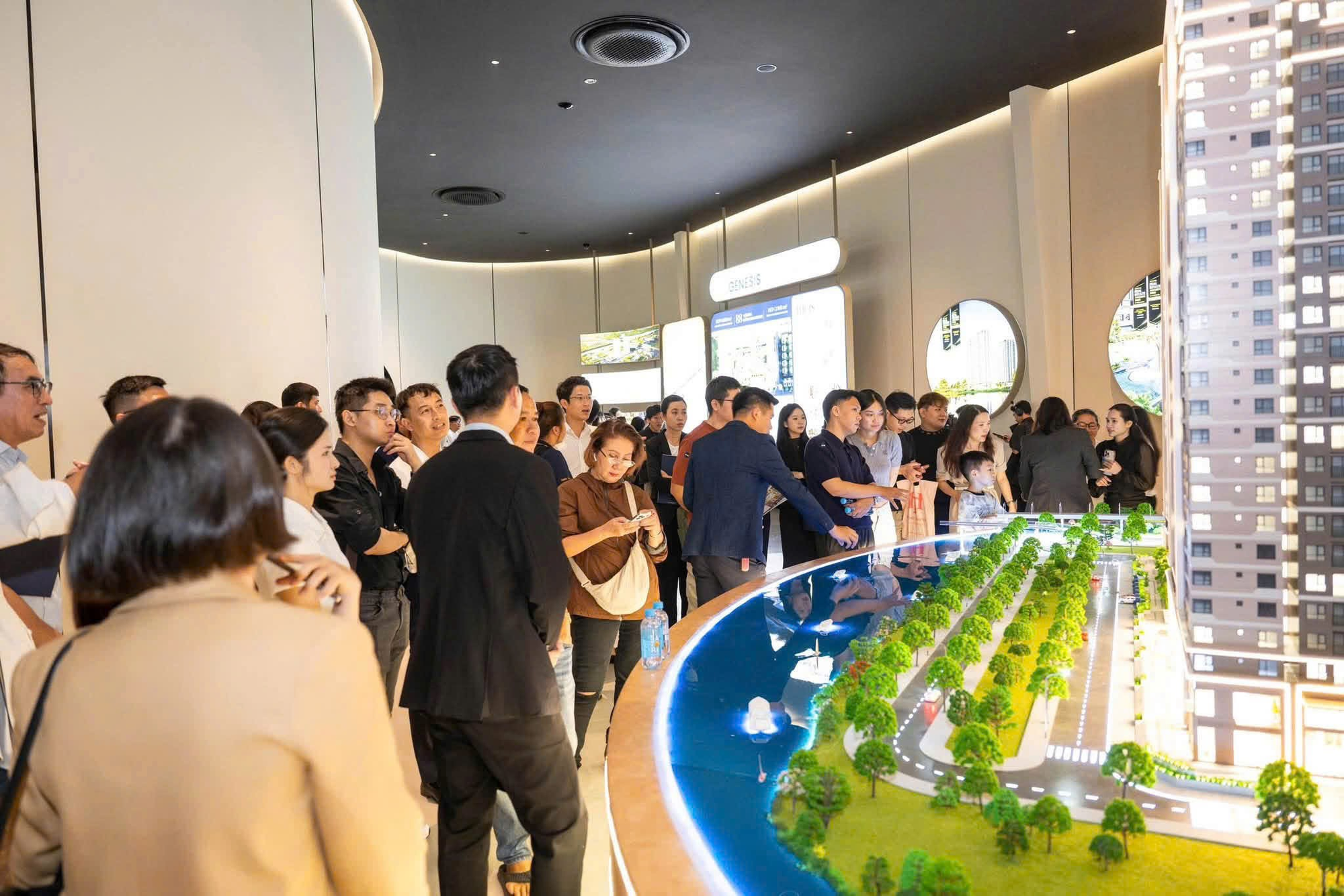 HoREA đề xuất loạt giải ph&aacute;p th&uacute;c đẩy thị trường bất động sản ph&aacute;t triển an to&agrave;n, bền vững- Ảnh 1.