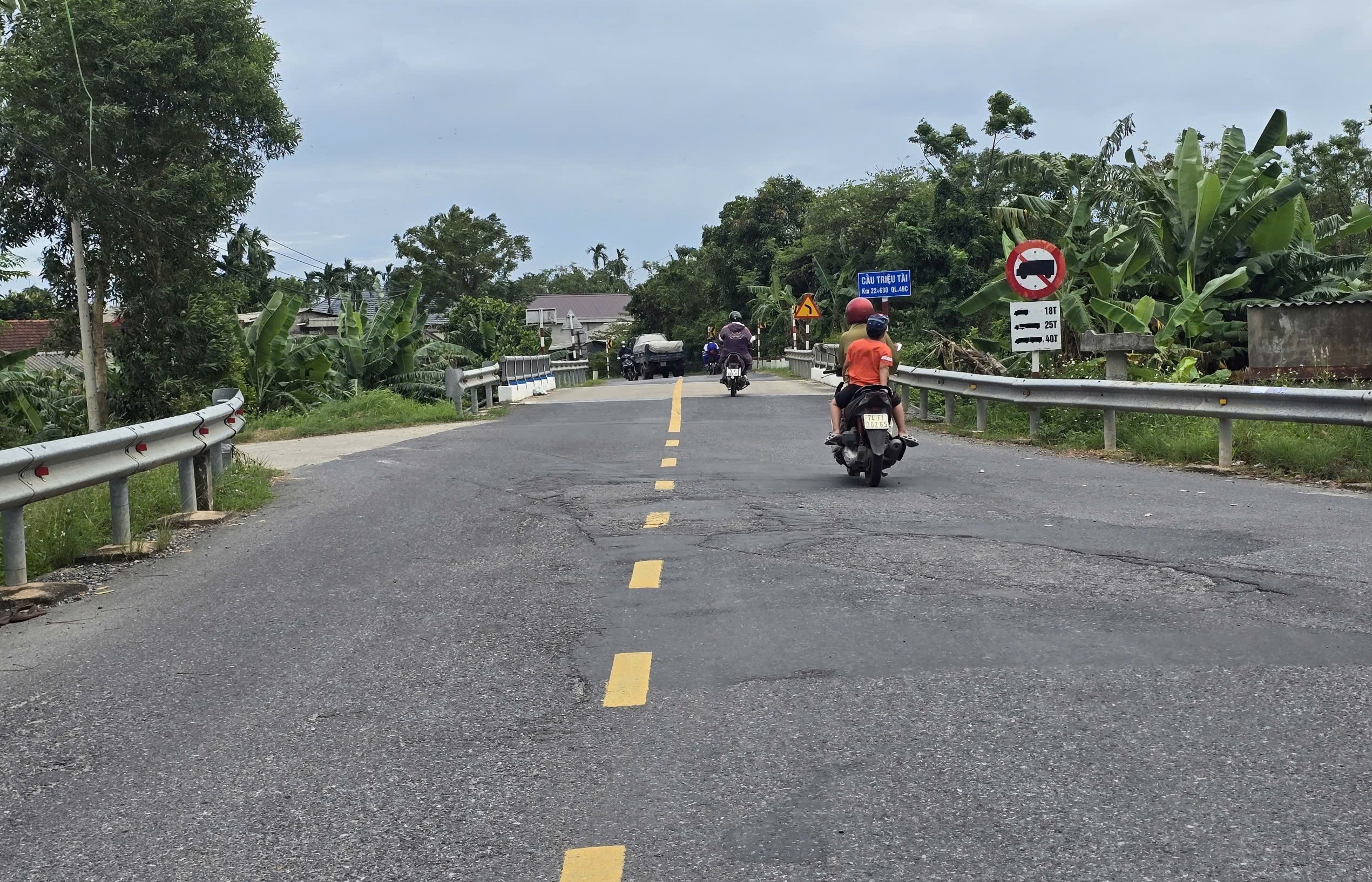 Quảng Trị: 24 tỷ đồng sửa chữa nền mặt đường, tho&aacute;t nước dọc QL49C- Ảnh 2.