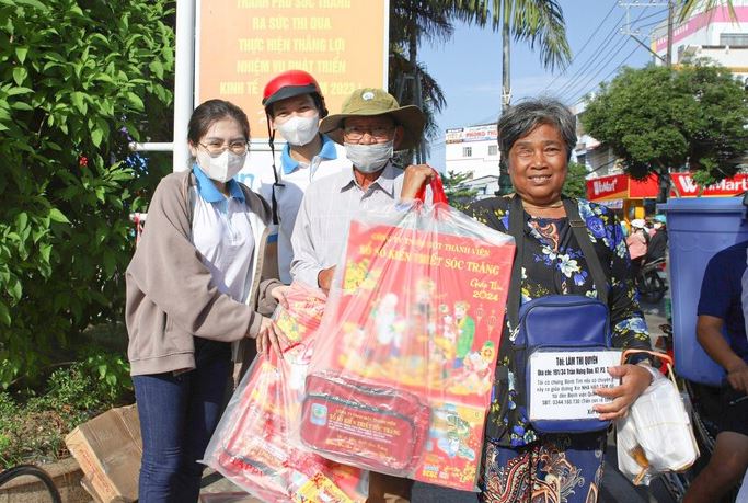Nghĩa t&igrave;nh với người b&aacute;n v&eacute; số dạo ở Cần Thơ- Ảnh 2.