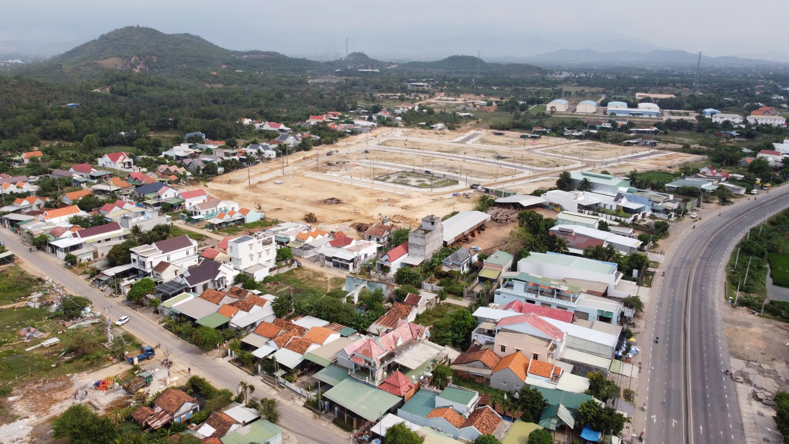 Khánh Hòa siết quản lý trật tự xây dựng, đề cao trách nhiệm người đứng đầu- Ảnh 2.