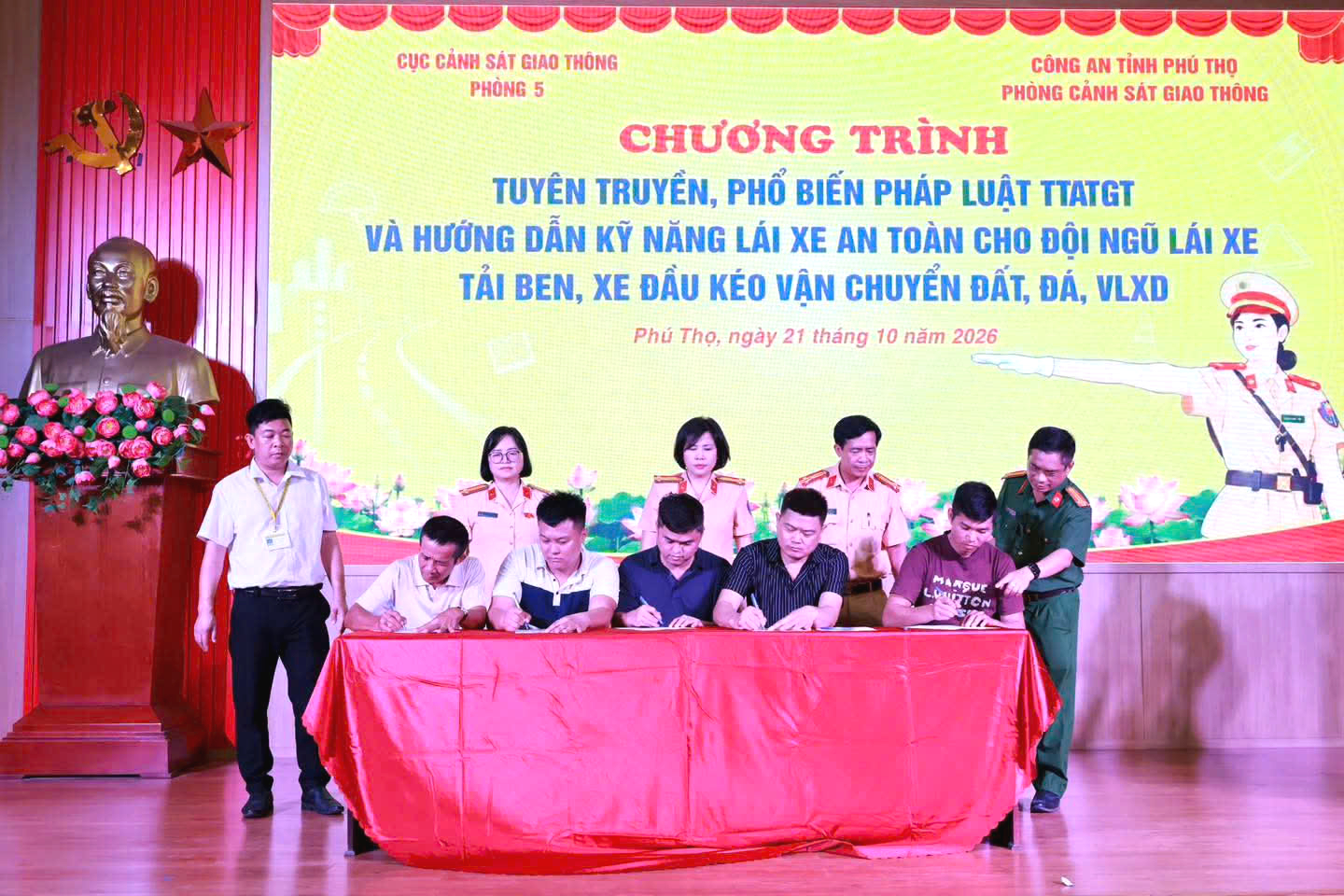 Ph&uacute; Thọ: Hơn 100 l&aacute;i xe tải được hướng dẫn kỹ năng l&aacute;i xe an to&agrave;n - Ảnh 2.