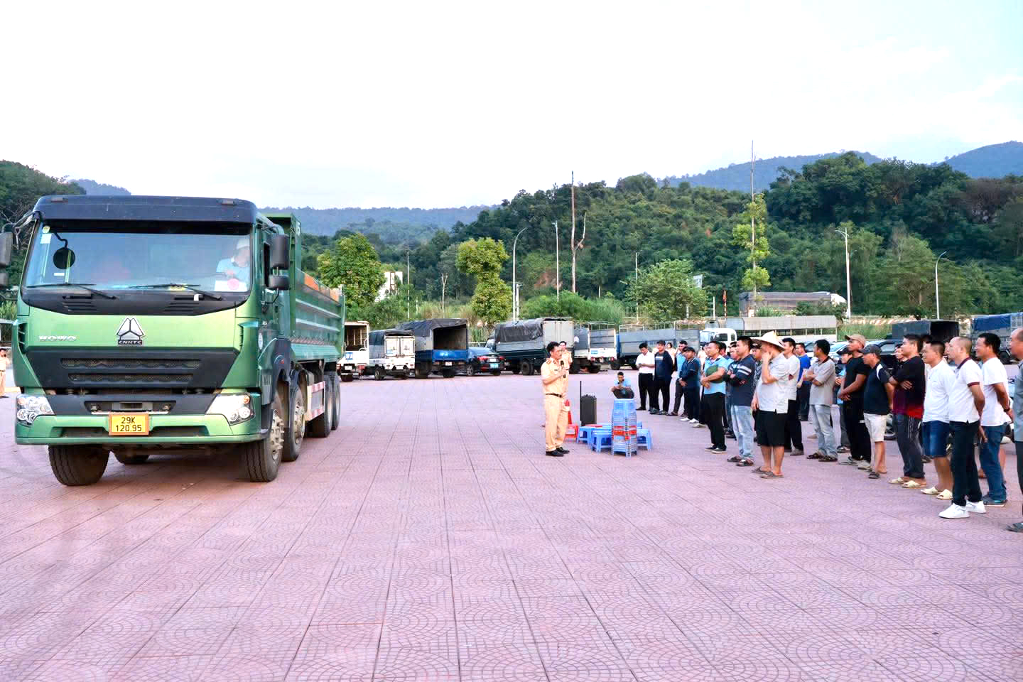 Ph&uacute; Thọ: Hơn 100 l&aacute;i xe tải được hướng dẫn kỹ năng l&aacute;i xe an to&agrave;n - Ảnh 3.